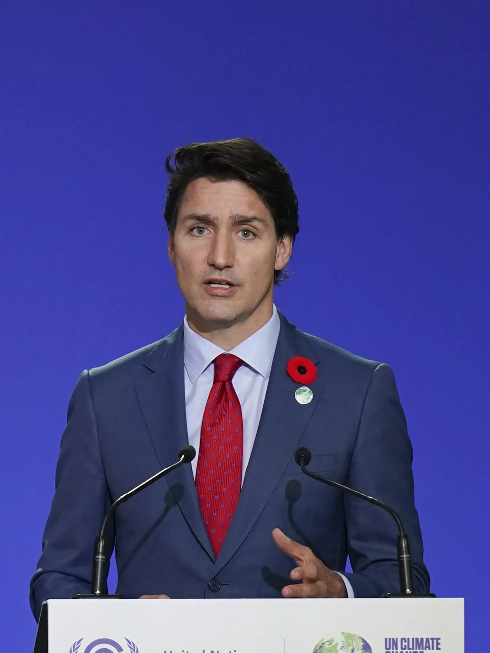 JB 18 Glasgow - Kanadský premiér Justin Trudeau  počas prejavu na klimatickom summite COP26 v Glasgowe 1. novembra 2021. Britská kráľovná Alžbeta II. vyzvala v pondelok na klimatickom summite OSN svetových lídrov, aby prejavili "skutočné štátnictvo" a vytvorili "bezpečnejšiu, stabilnejšiu" budúcnosť pre našu planétu. Kráľovná sa tak vyjadrila vo videoposolstve adresovanom delegátom summitu. Uviedla, že mnohí ľudia dúfajú, že namiesto slov už teraz "nastal čas na činy". Svetových lídrov zároveň 9