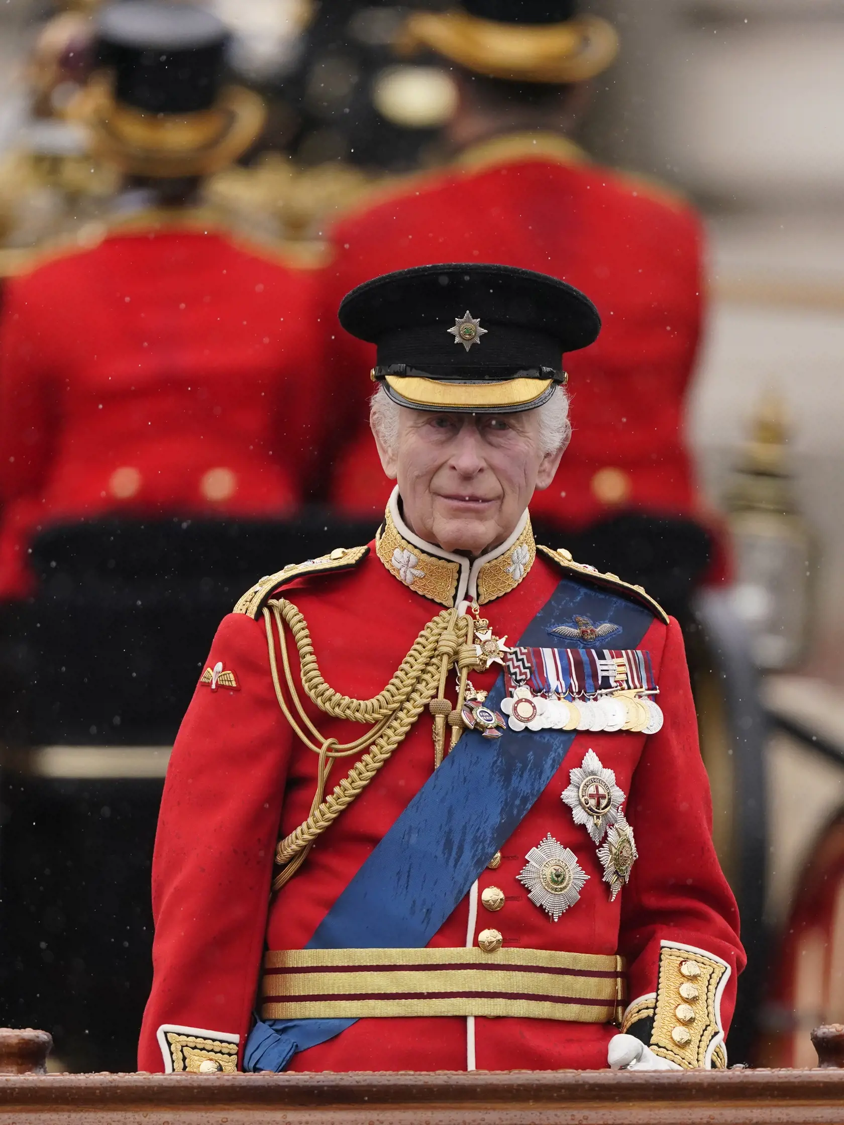 Britský kráľ Karol III. sa účastní na  vojenskej prehliadke Trooping the Colour, ktorá sa koná na počesť jeho narodenín v Londýne v sobotu 15. júna 2024. Prehliadka Trooping the Colour sa koná tradične v júni, hoci narodeniny má Karol až 14. novembra. Britskí panovníci však narodeniny oslavujú dvakrát - súkromne aj formou verejnej oslavy. FOTO TASR/AP