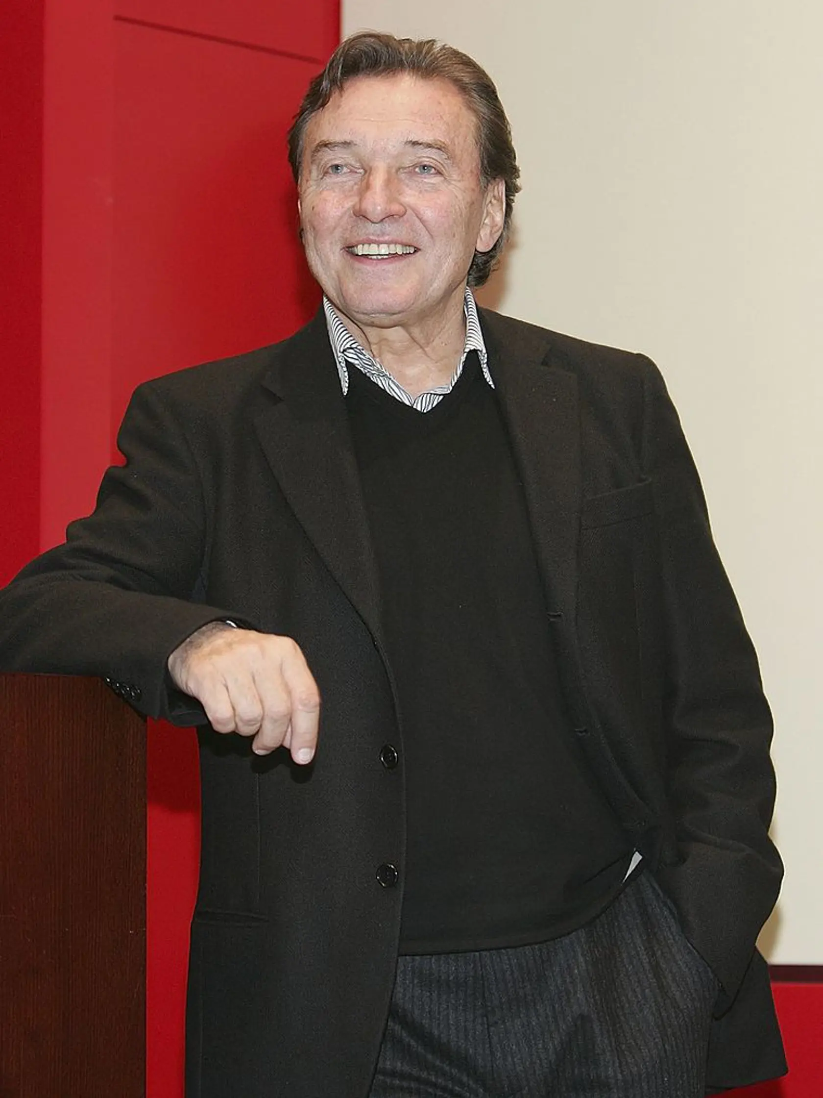 Karel Gott bol legendárny český spevák, známy ako „Zlatý hlas z Prahy,“ ktorý sa preslávil nielen v Československu, ale aj na medzinárodnej hudobnej scéne.