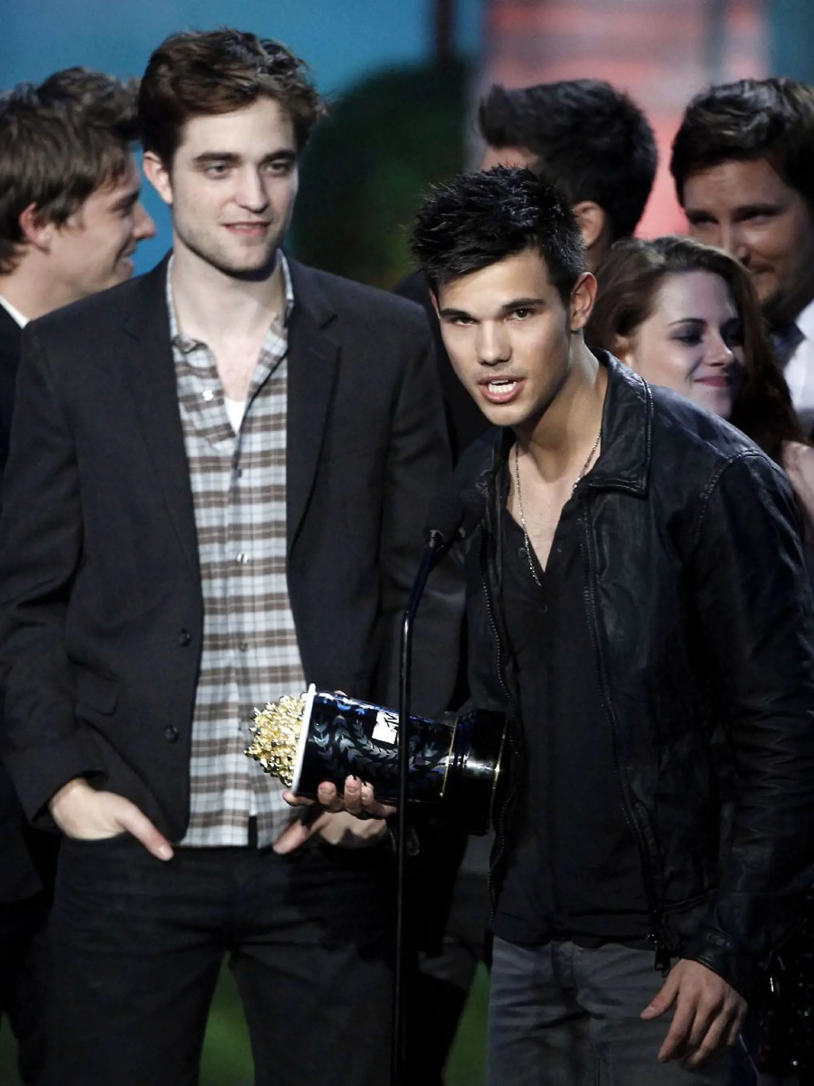 Séria Twilight pritiahla k obrazovkám milióny fanúšičiek. Dôvodom však nebol len nebezpečný upír Robert Pattinson, ale aj vlkolak Taylor Lautner, ktorý sa rovnako usiloval o srdce krásnej Belly (Kristen Stewart).