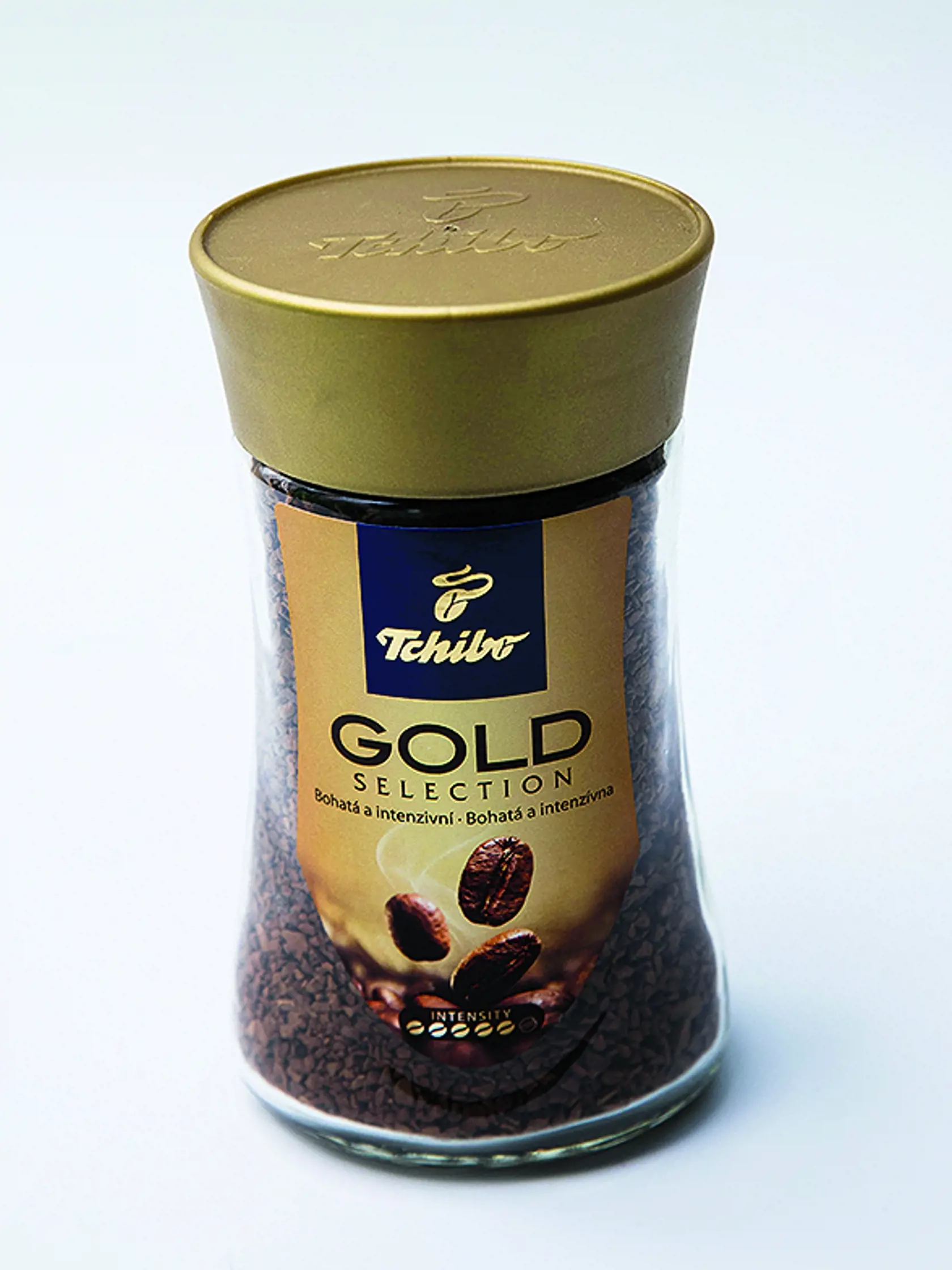 Tchibo Gold Selection Tchibo, 100 g Krajina pôvodu/ neuvedená Zloženie/ instantná káva REDAKCIA HODNOTÍ: Granulky svetlejšej farby majú ľahkú orieškovú arómu. Po zaliatí vznikne tmavohnedý nápoj s príjemnou vôňou silnej kávy. Neochutená káva má výrazne horkú chuť pražených kakaových zŕn s pomerne silnou kyslastou chuťou. Keď sa zjemní lyžicou mlieka alebo smotany do kávy, dá sa vypiť aj bez cukru.