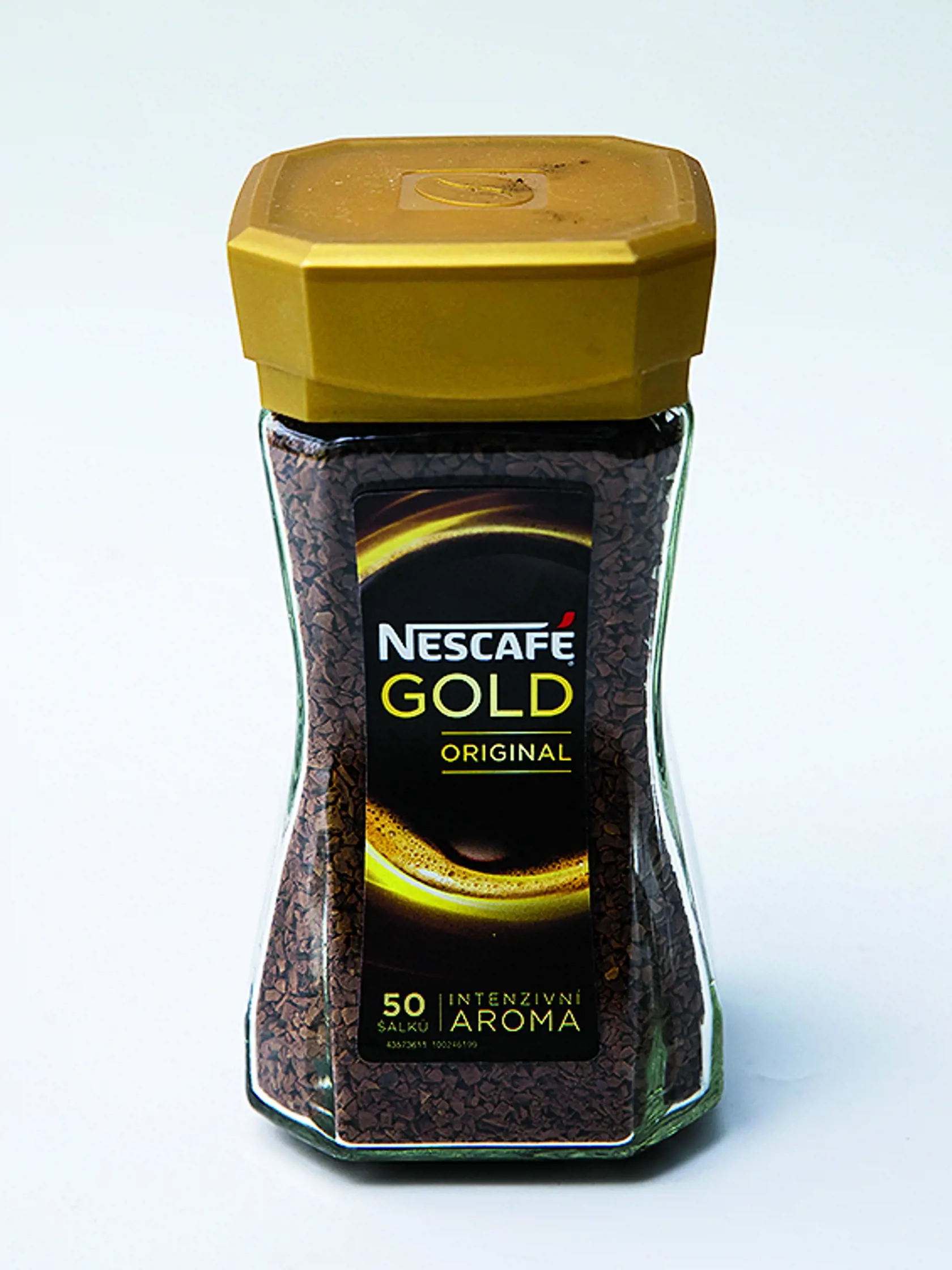Nescafé Gold Original Nestlé, 100 g Krajina pôvodu/ neuvedená Zloženie/ 100 % rozpustná káva REDAKCIA HODNOTÍ: Jediná z testovaných káv, ktorá po rozbalení krásne vonia ako čerstvo pomleté pražené kávové zrnká. Nápoj pripravený z optimálneho pomeru kávy a horúcej (nie vriacej) vody, ktorý je veľmi individuálny, výborne chutí aj bez cukru a mlieka. Nie je ani príliš horký, ani príliš silný a nemá žiadnu nepríjemnú dochuť