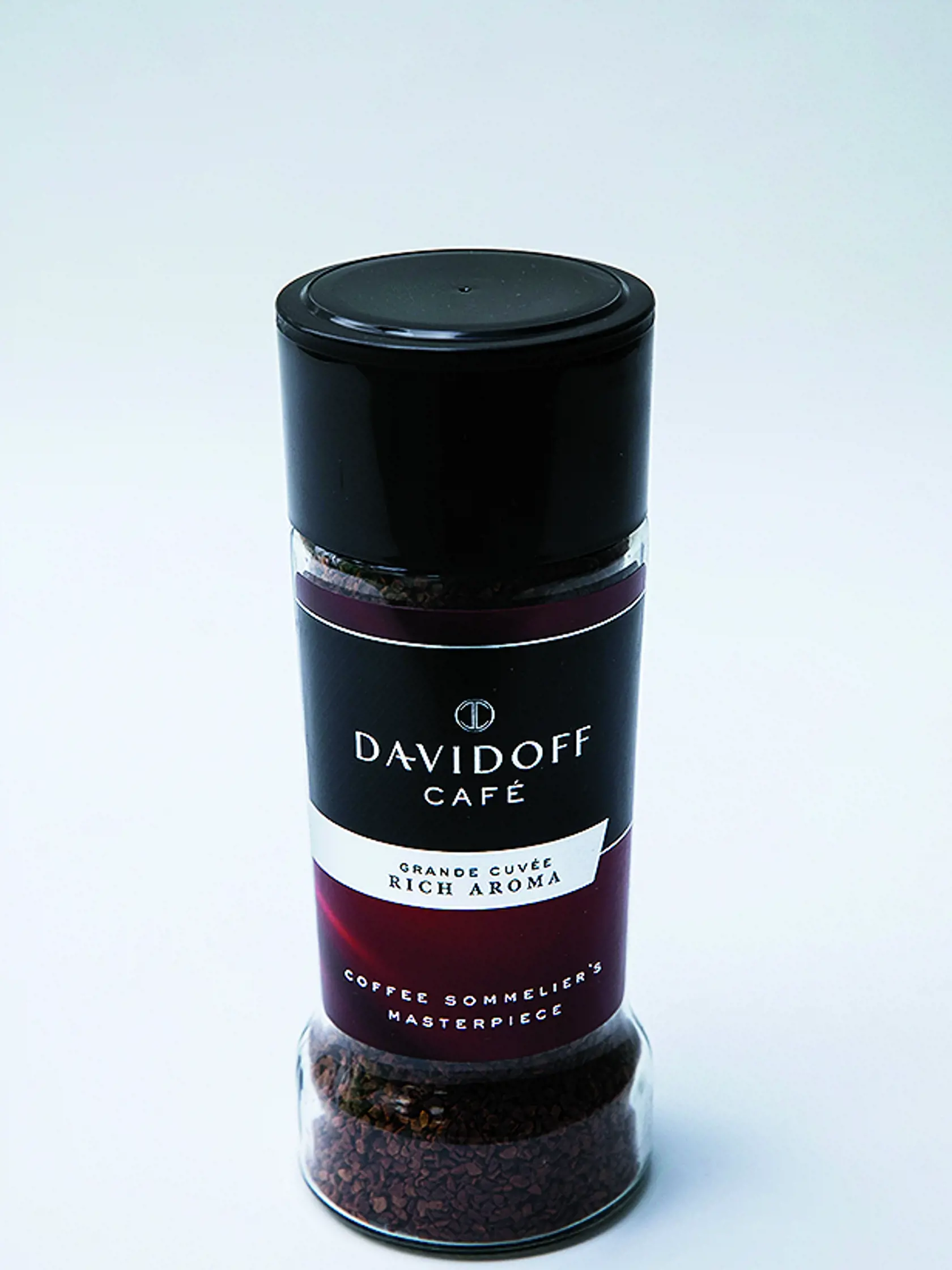 
Davidoff  Café Rich Aroma Davidoff S. A., 100 g Krajina pôvodu/ EÚ Zloženie/ 100 % arabika REDAKCIA HODNOTÍ: Granulky majú stredne silnú vôňu intenzívne praženej kávy. Po zaliatí vznikne tmavá, silná a hutná káva, ktorá vôňou pripomína horkú čokoládu. Chuť kávy je veľmi horká s výrazne kyslou dochuťou, ktorú cítiť aj po zjemnení mliekom. Táto káva je vhodná skôr ako raňajkový nápoj s väčším množstvom mlieka alebo na prípravu bielej kávy. Táto káva zrejme splní očakávania milovníkov silnej kávy