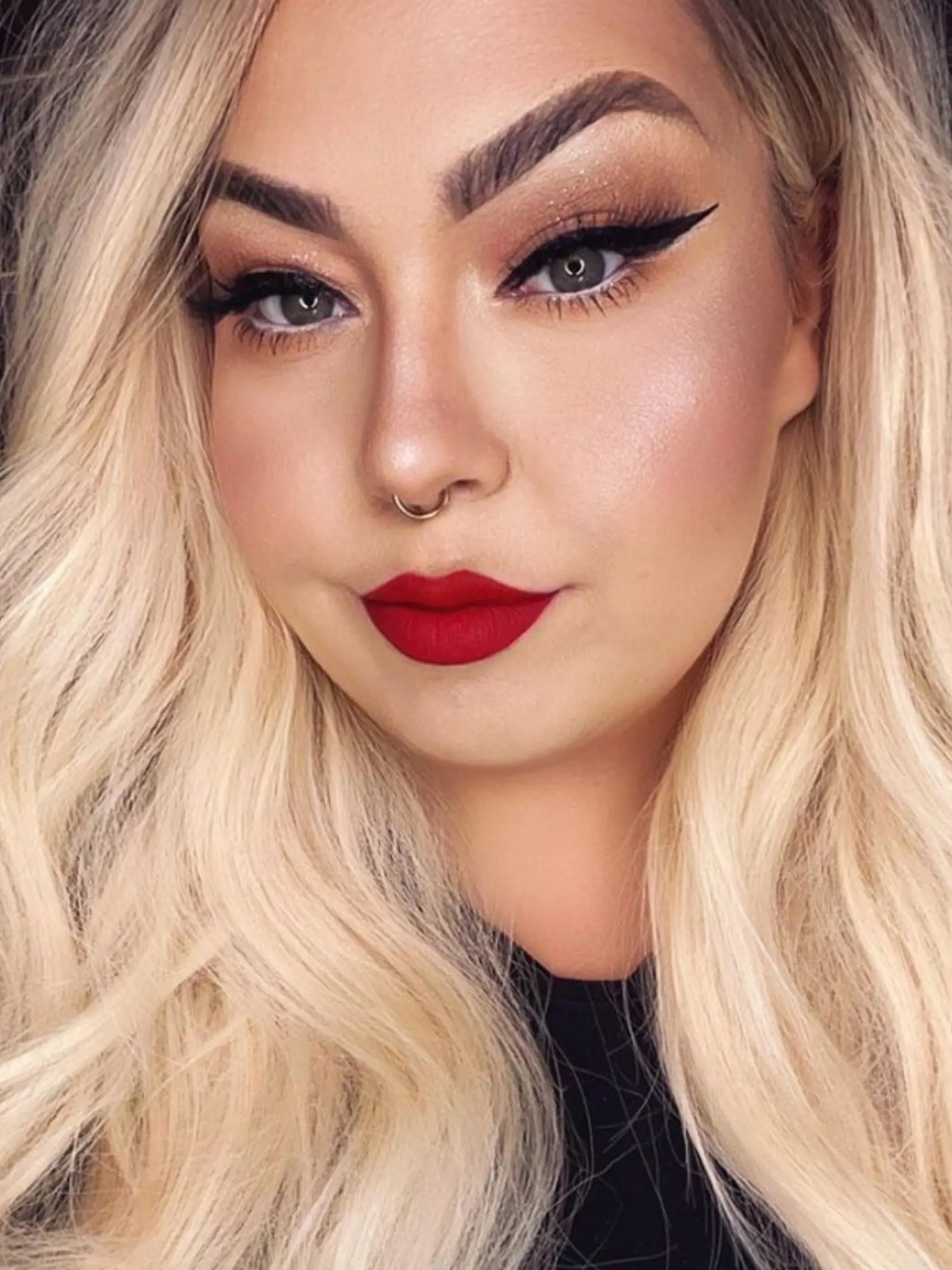 Sarah sa totiž pomocou mejkapu dokáže premeniť na nepoznanie. Niet sa čomu teda čudovať, že jej videá sa stali virálnymi a jej talent narábať s mejkapom si získal mnoho obdivovateľov.