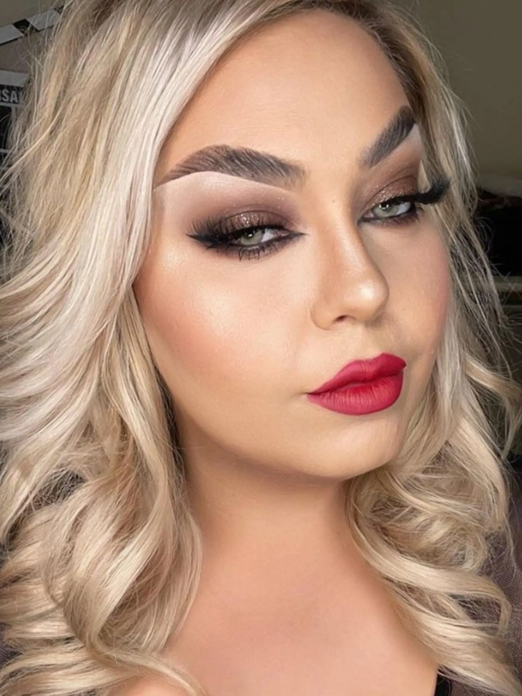 Sarah sa totiž pomocou mejkapu dokáže premeniť na nepoznanie. Niet sa čomu teda čudovať, že jej videá sa stali virálnymi a jej talent narábať s mejkapom si získal mnoho obdivovateľov.