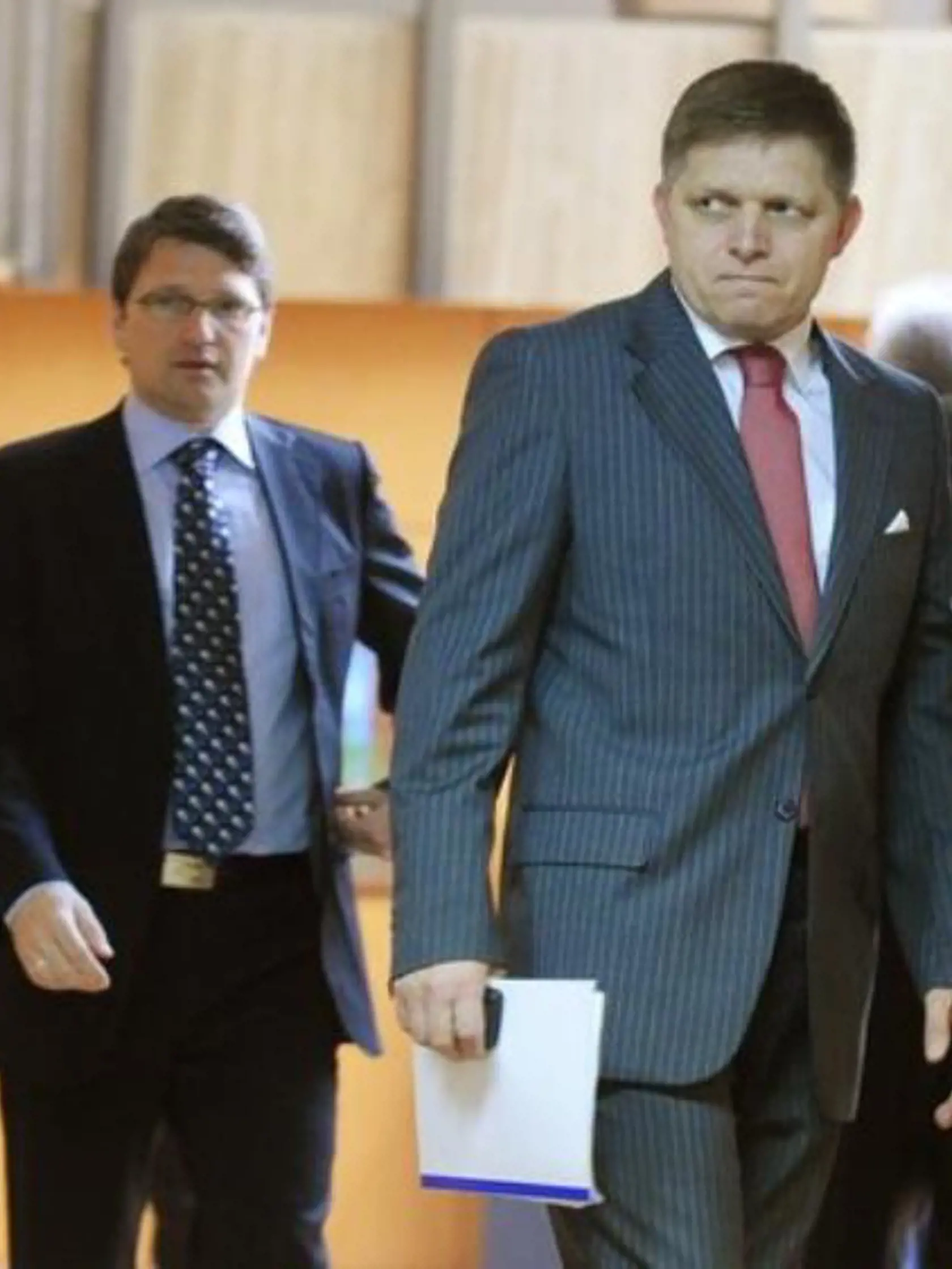 Predseda vlády SR Robert Fico a vľavo minister kultúry SR Marek Maďarič.