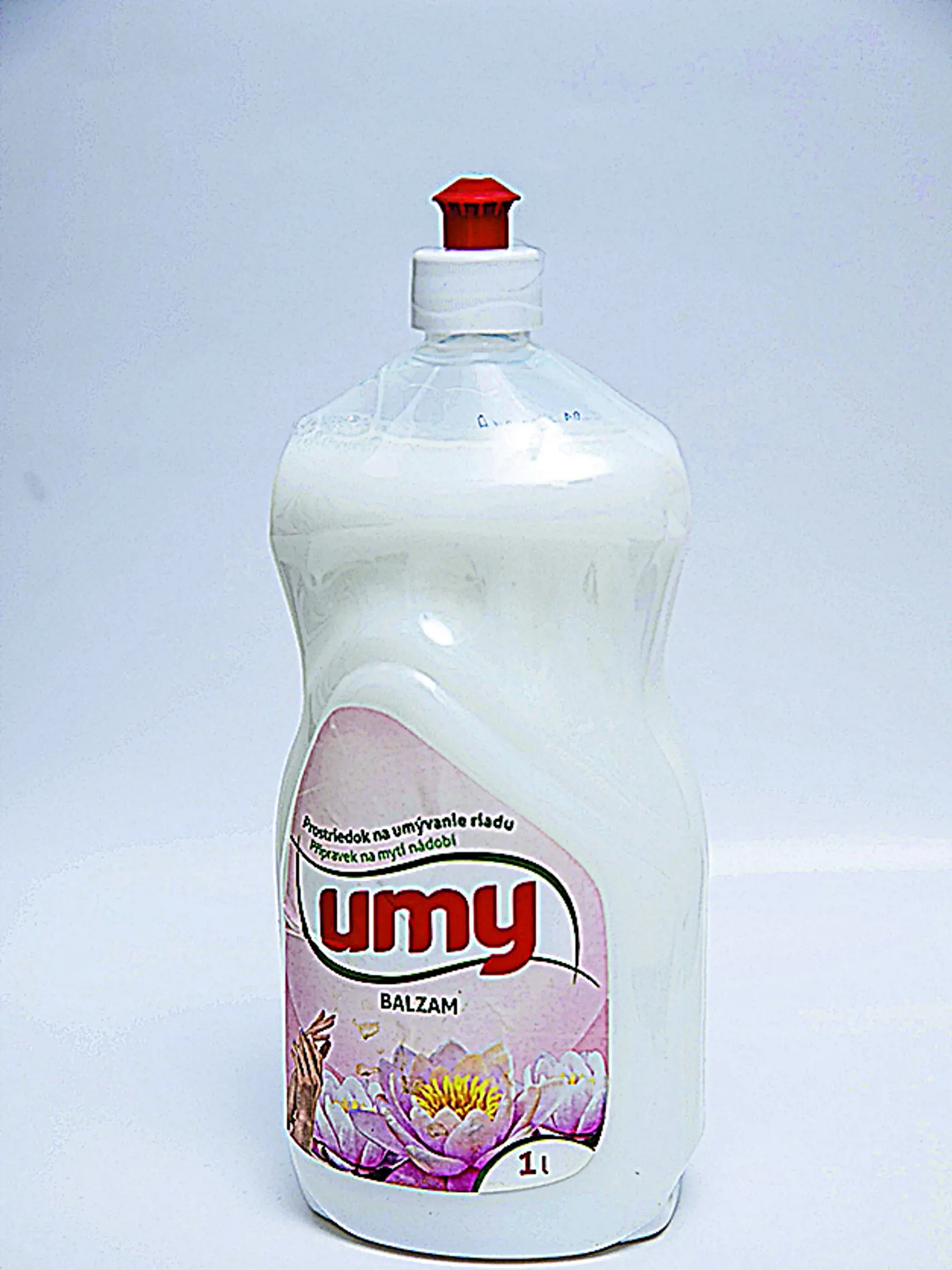 
Umy balzam Herba Drug, 1 l VÔŇA: lekno biele „Vôňa saponátu je až neskutočne krásna, po otvorení mi hneď udrela do nosa. Sotva som začala umývať riad, hneď ju zacítili aj ľudia okolo mňa. Použila som väčšie dávkovanie, ako je uvedené, pretože pri danom množstve príliš nepenil. Mastný riad bol umytý hneď, dokonca aj ten so zaschnutými zvyškami. Pripáleniny som musela drhnúť oveľa silnejšie, ale nakoniec sa mi podarilo riad vyčistiť. Za výhodu považujem to, že po umytí som mala ruky jemné, pokož