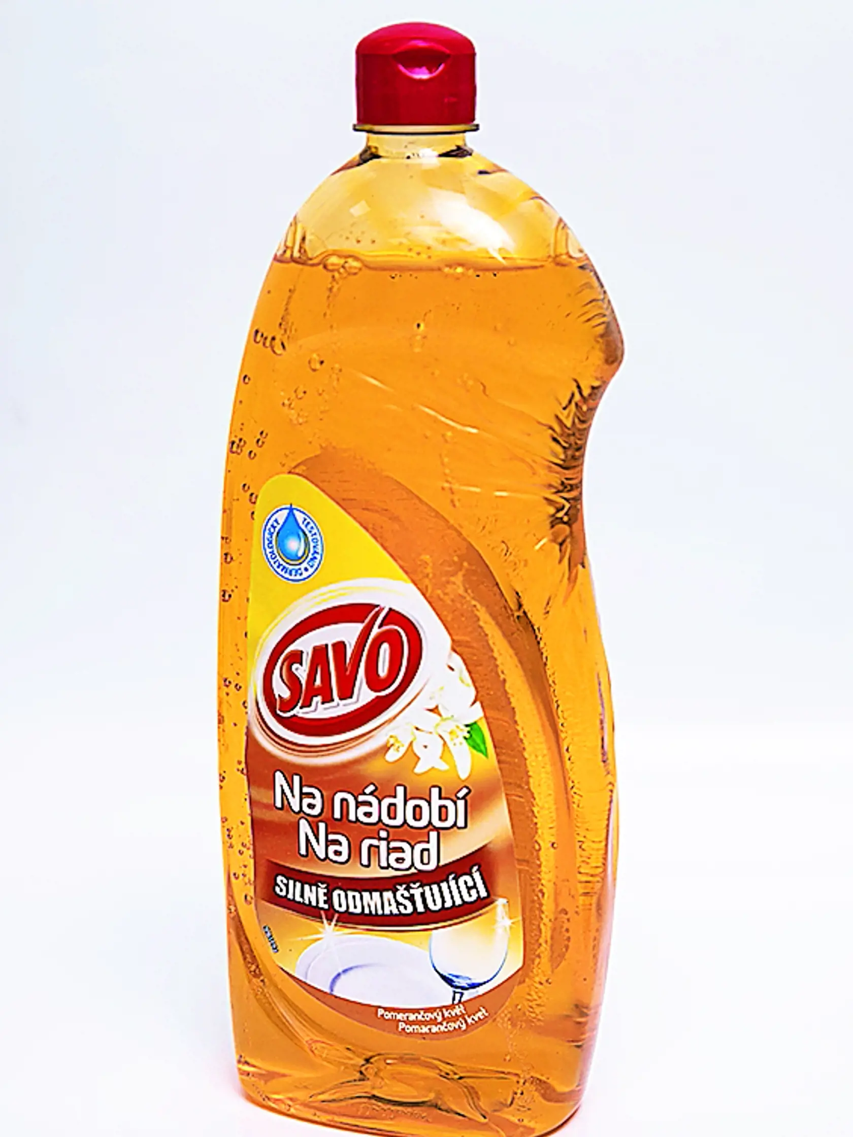 Savo na riad Unilever, 1 l VÔŇA: pomarančový kvet „Prípravok vonia jemne, trocha aj po dezinfekcii, no nie je to čisto chemický pach, zjemňuje ho vôňa pomarančových kvetov a citrónová šťava. V porovnaní s inými saponátmi na riad je o poznanie redší a menej penivý, zato čistí parádne. Všetka mastnota zmizla a vďaka tomu, že menej pení, z riadu sa oplachuje ľahko a rýchlo. Keďže väčšinu riadu umývam v umývačke, saponáty na riad používam menej, len na odstránenie hrubej špiny a pripálenín predtým, 