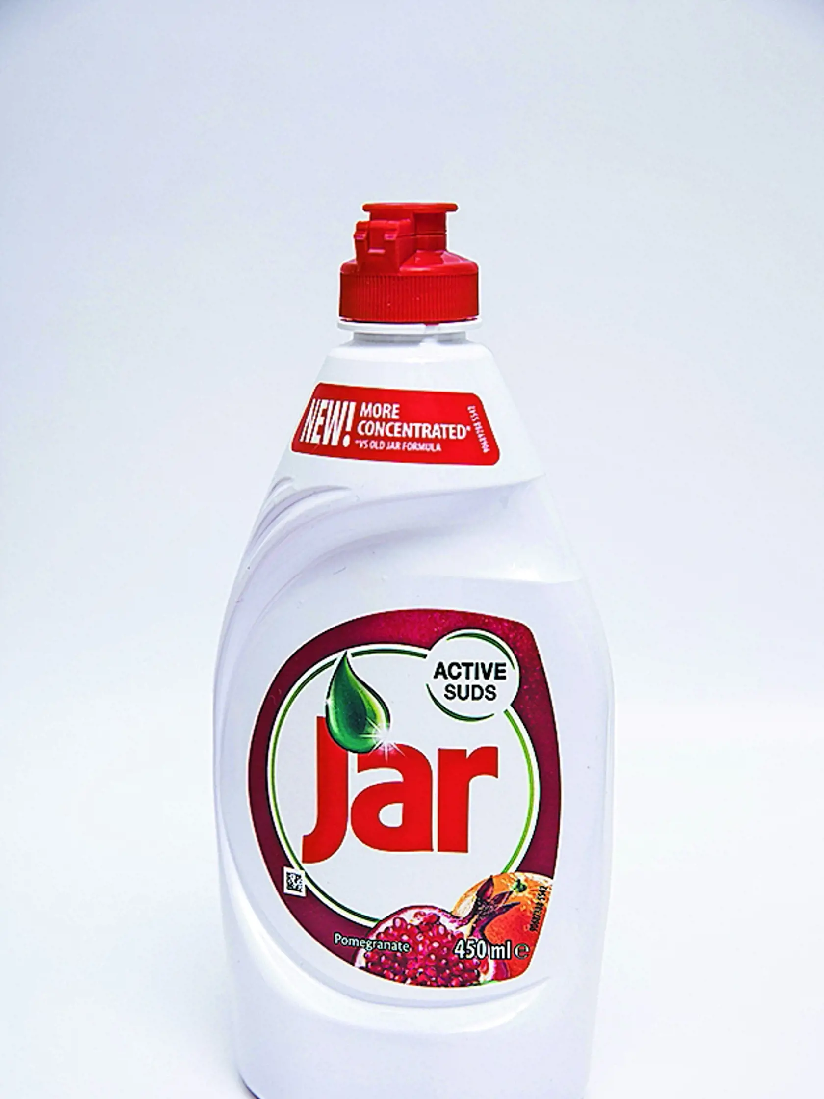 Jar Active Suds Procter & Gamble, 450 ml VÔŇA: granátové jablko „Na tento prípravok nedám dopustiť, lebo ako jediný mi nespôsobuje alergiu na rukách. Veľmi dobre odmasťuje a je hustý, tak- že stačí pár kvapiek. Keď sa však moja trojročná dcérka podujala, že umyje wok, dva taniere a sklený džbán, vyliala do drezu skoro štvrť fľaše. To bolo bubliniek! Dokonca ani pri tejto supersilnej koncentrácii sa mi ruky nevysušili a nesťažovala sa ani malá Alica. Mimochodom, aj džbán ostal bez šmúh. Síce som 