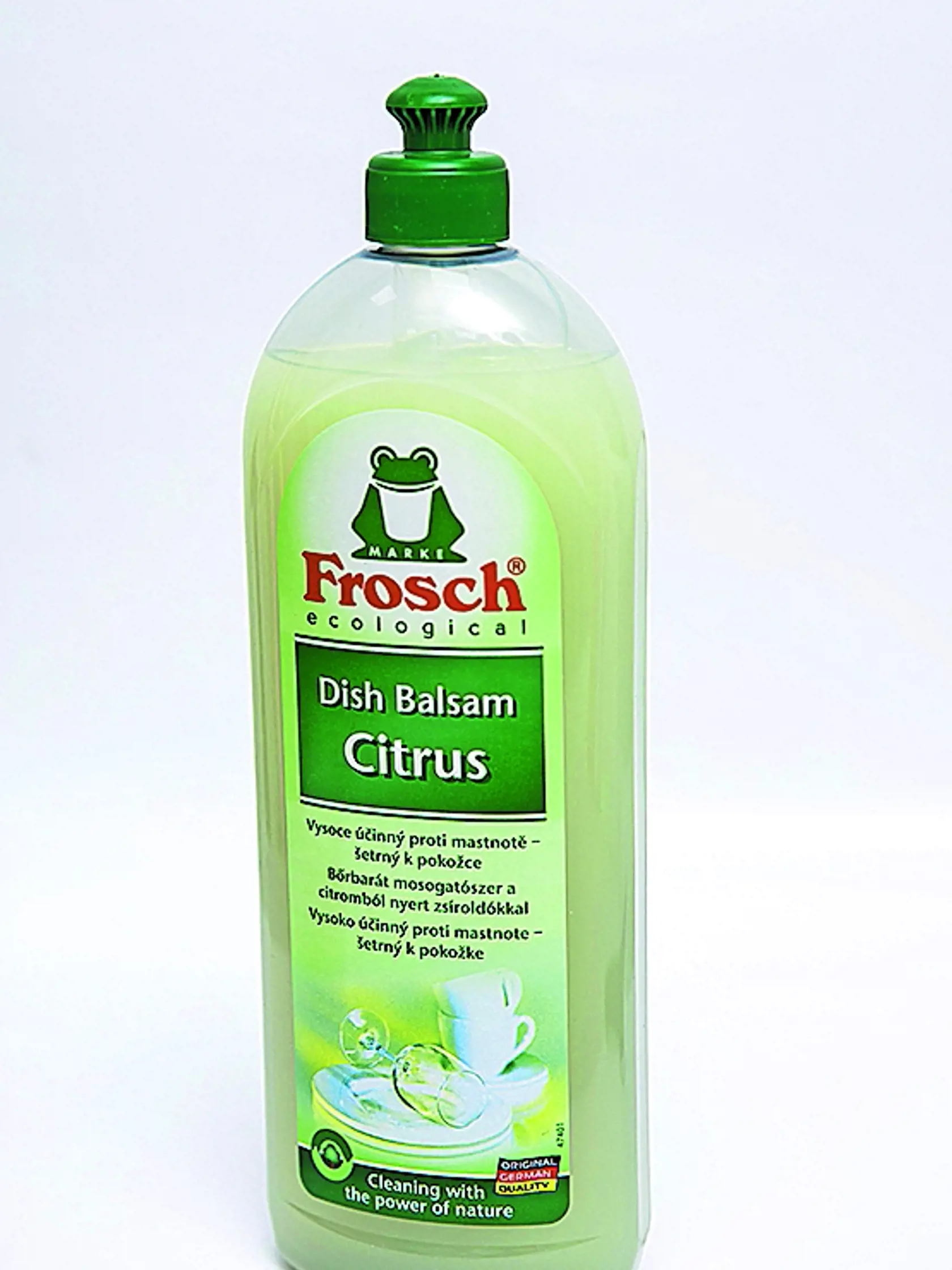 Frosch Dish Balsam Erdal, 750 ml VÔŇA: citrusy „Ekologický saponát na riad ma oslovil jemnou a autentickou citrusovou vôňou. Nemám totiž rada výrobky s prenikavou umelou vôňou, ktoré prichádzajú do kontaktu s riadom. Prípravok dostal v kuchyni riadne zabrať, ale vôbec ho to nezaskočilo. S pripečenými zvyškami mäsa si poradil ukážkovo, nezľakol sa ani mastnoty, ktorá sa ťažko odstraňuje, napríklad z plastových dóz. Po použití som nemala vysušené ruky, čo je takisto plus. Jediné, čo by som mu mohl