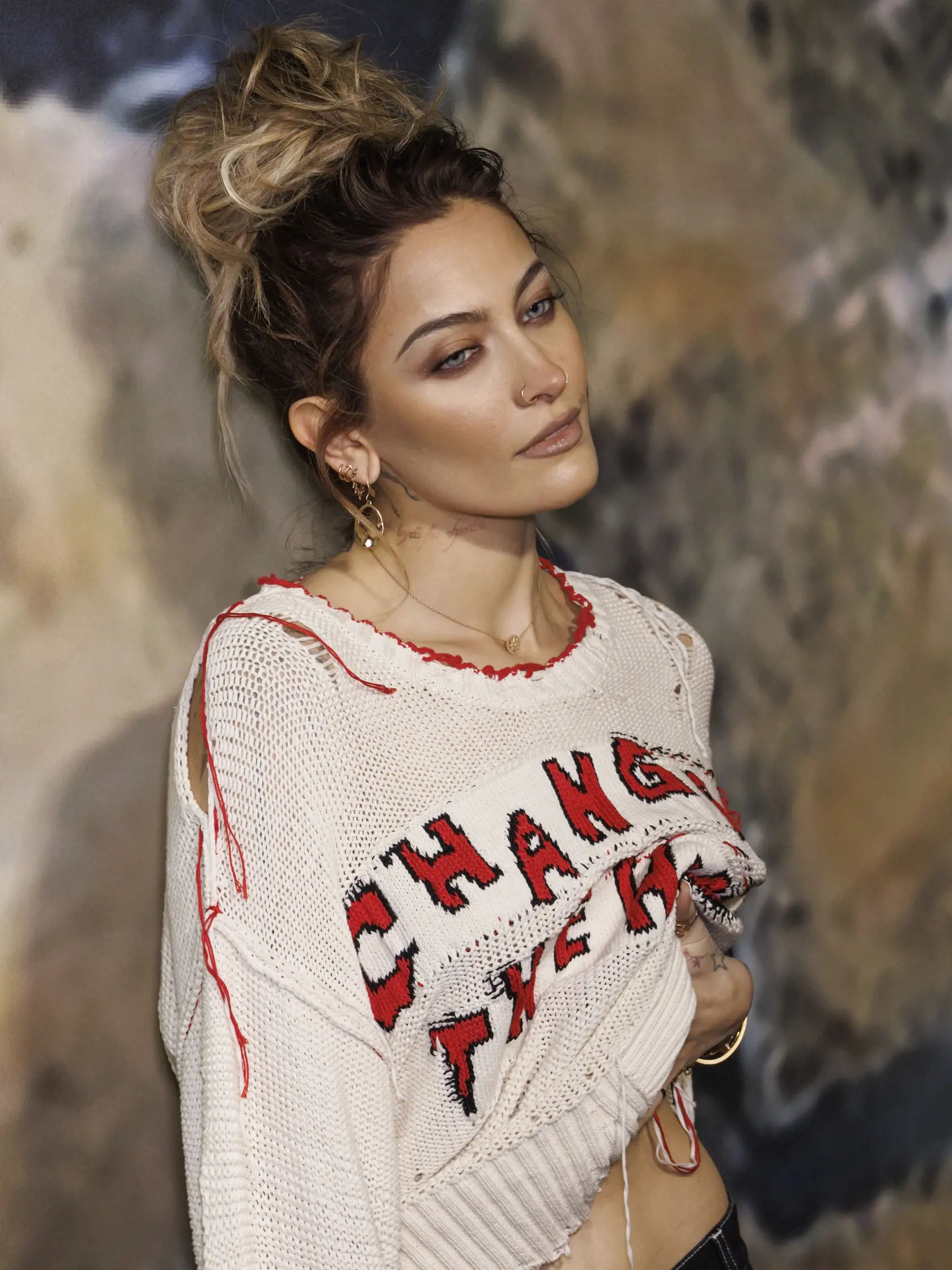 Na snímke americká modelka, herečka a speváčka a jediná dcéra bývalého popového kráľa Michaela Jacksona Paris Jacksonová prichádza na podujatie britskej módnej návrhárky Stelly McCartneyovej pod názvom X Adidas Event v Jim Henson Studios v americkom Los Angeles v noci na 3. februára 2023. FOTO TASR/AP