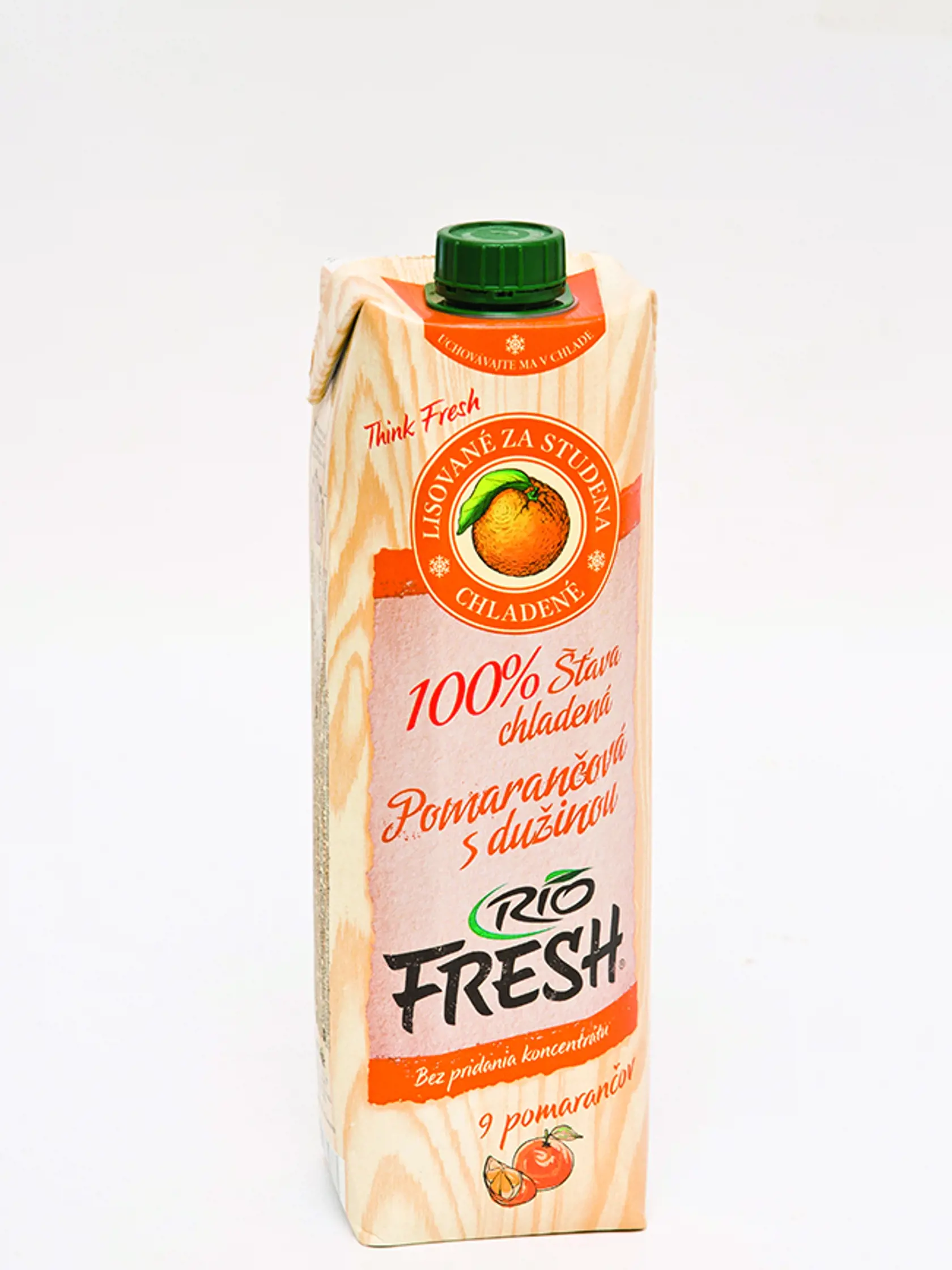 100 % šťava Pomarančová s dužinou Rio Fresh, 1 l Krajina pôvodu/ Slovensko Zloženie/ pomarančová šťava 99,88 %, pomaran- čová dužina 0,12 %, lisovaná za studena Energia v 100 ml/ 190 kJ Sacharidy/ 11,2 g REDAKCIA HODNOTÍ: Sýtožltá šťava má peknú pomarančovú vôňu a dobrú hustotu. Dužiny je trocha menej a kúsky sú maličké, takže šťava sa hladko pije. Chuťovo je veľmi dobrá – sladká s ľahkým kyslastým akcentom, bez náznaku horkastej kôry, takže cítiť iba chuť pomarančovej dužiny. Z testovaných štia