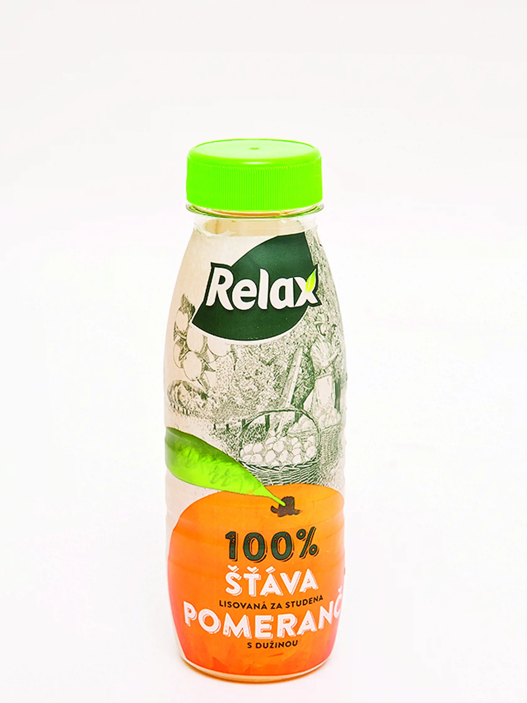 100 % šťava Pomaranč s dužinou Relax, 250 ml Cena za 1 l/ 4,36 € Krajina pôvodu/ neuvedená Zloženie/ pomarančová šťava s dužinou 100 %, lisovaná za studena Energia v 100 ml/ 174 kJ Sacharidy/ 10,2 g REDAKCIA HODNOTÍ: Tmavožltá šťava s hnedým nádychom má slabú citrusovú vôňu. Je stredne hustá, s väč šími kúskami dužiny, ktorej je o niečo menej ako v ostatných troch šťavách. Chuť je sladká s ľahkým horkastým akcentom, trocha pripomína zmes pomaranča a ananásu. Mínus: pod viečkom je alumíniová fóli