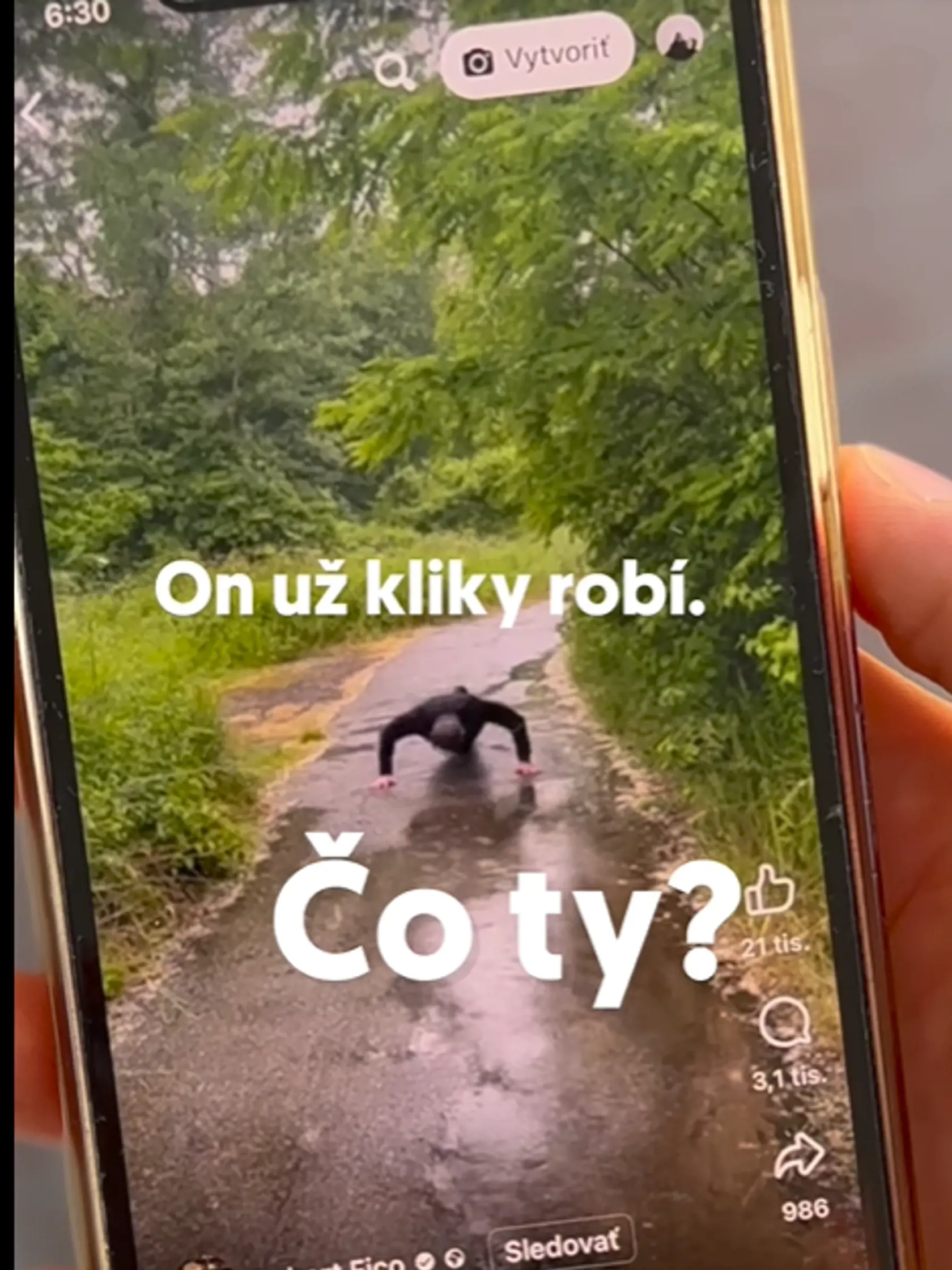 „Samozrejme, že je to istým spôsobom provokácia, ale nemyslím si, že primárne smerom k Smeru, ale skôr k vyprovokovaniu nejakej emócie z hľadiska tých ľudí, ktorých chce osloviť. Berú to cez vtip, možno aj sarkastické vnímanie onoho videa a Roberta Fica, ale najmä toho, aby tá idea o ktorú ide, zarezonovala,“ ozrejmil politológ Lenč.