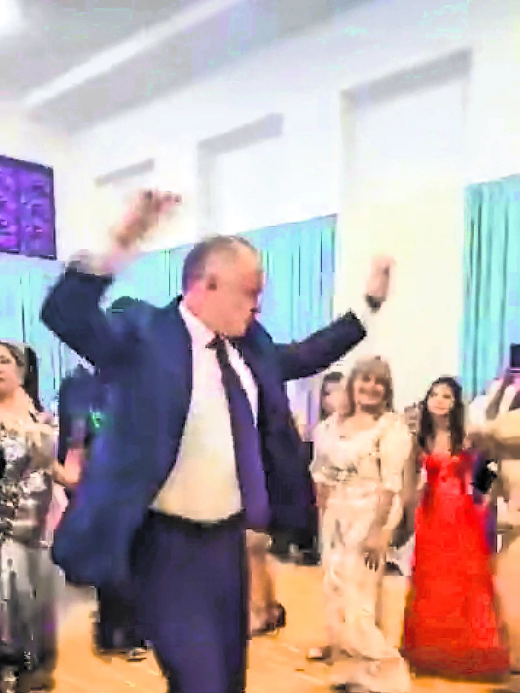 Exprezident sa na svadbe náramne bavil. Tancoval, spieval, popíjal...