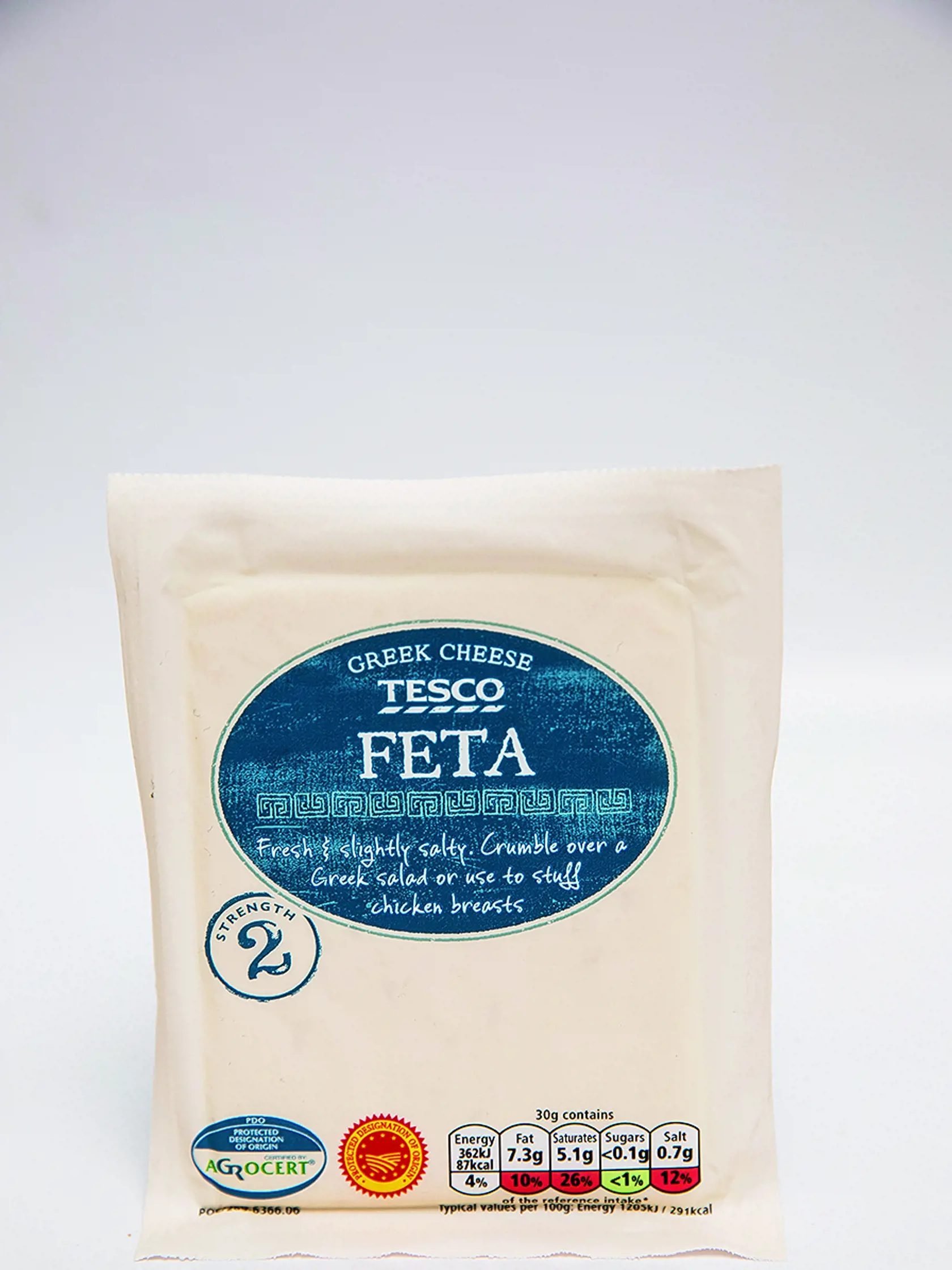 Feta Greek Cheese Tesco, 200 g Cena za 100 g: 1 € Predáva/ Tesco Krajina pôvodu/ Grécko Zloženie/ ovčie mlieko, kozie mlieko, morská soľ, mliekarenská kultúra, syridlo Energia v 100 g/ 1 205 kJ Bielkoviny/ 16,9 g Sacharidy/ 0,9 g Tuky/ 24,4 g Soľ/ 2,3 g. REDAKCIA HODNOTÍ: Syr má čisto bielu farbu a ľahkú mliečnu vôňu. Okolo syra je viac oddelenej srvátky. Konzistencia je tuhá, textúra jemná a mierne mazľavá. Syr je chuťovo dobrý, šťavnatý, no málo výrazný a pomerne slaný. Ľahko sa mrví na malé k