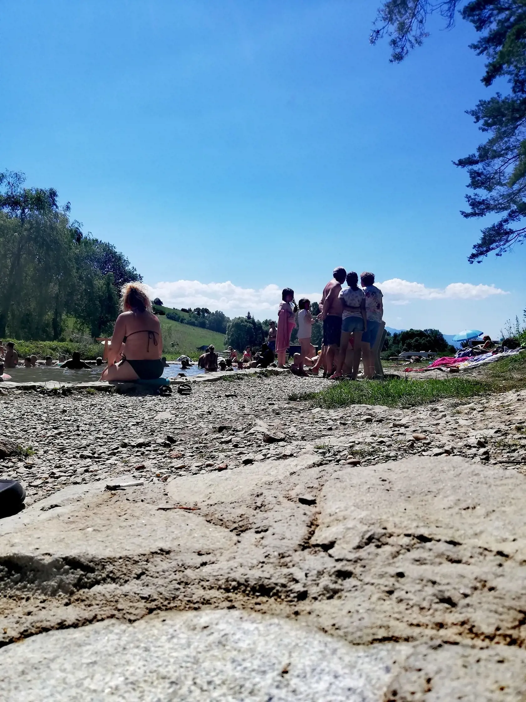Dno jazierka vysypali guľatým štrkom, aby nedošlo k pošmyknutiu.