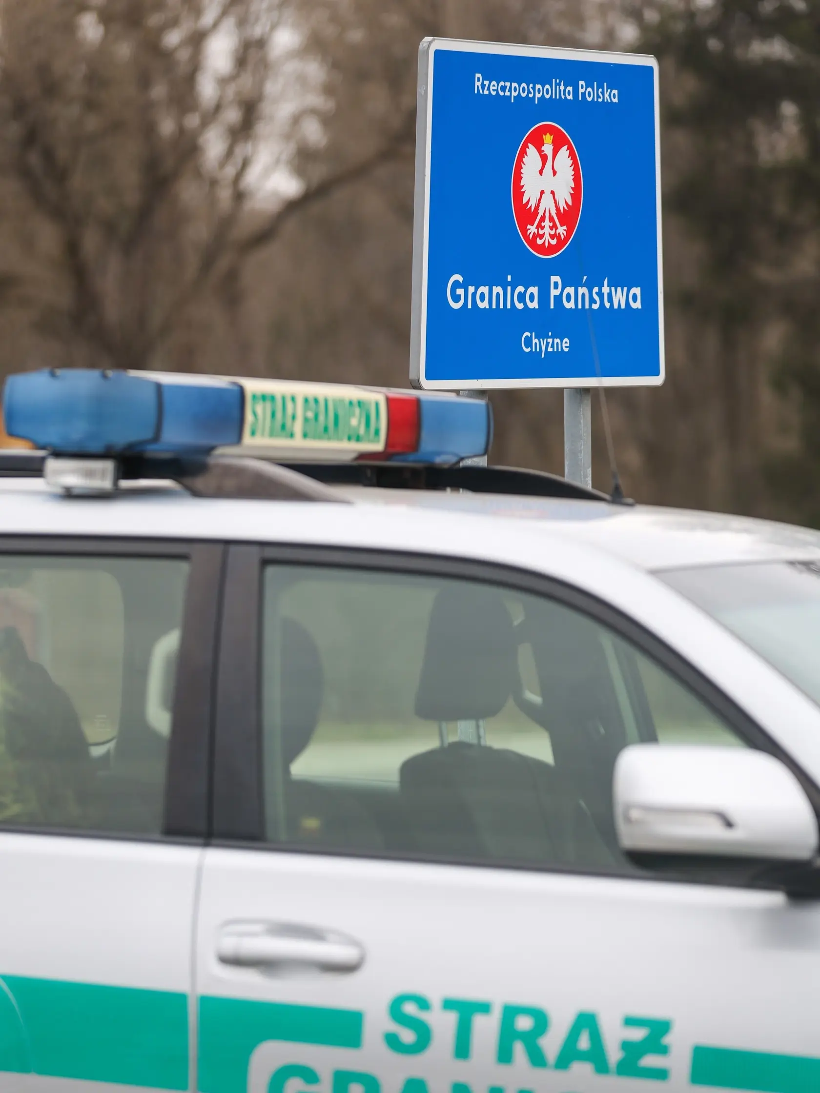 AZ13 Chyžné - Na snímke policajné auto na poľsko-slovenskom hraničnom priechode Chyžné - Trstená na juhu Poľska 1. apríla 2025. Poľská vláda v utorok rozhodla v súvislosti s hrozbou slintačky a krívačky o sprísnení kontrol na hraniciach so Slovenskom, Českom a Nemeckom. Oznámil to premiér Donald Tusk. FOTO TASR/PAP  

Chyżne, 30.03.2025. Kontrola transportów zwierząt i produktów na polsko-słowackim przejściu granicznym Chyżne-Trstena, 30 bm. 21 marca minister rolnictwa podpisał rozporządzenie i zadecydował o zamknięciu terytorium Polski na przywóz wybranych towarów ze Słowacji w związku ogniskami pryszczycy w tym kraju. Ma ono obowiązywać do momentu przyjęcia odpowiednich rozwiązań przez Komisję Europejską. (jm) PAP/Grzegorz Momot