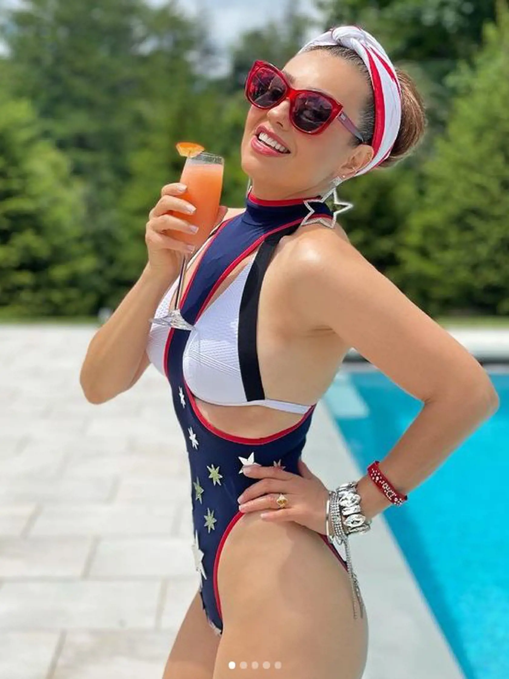 Thalía má v plavkách telo bohyne. Máte pocit, že sa pozeráte na 49-ročnú ženu?