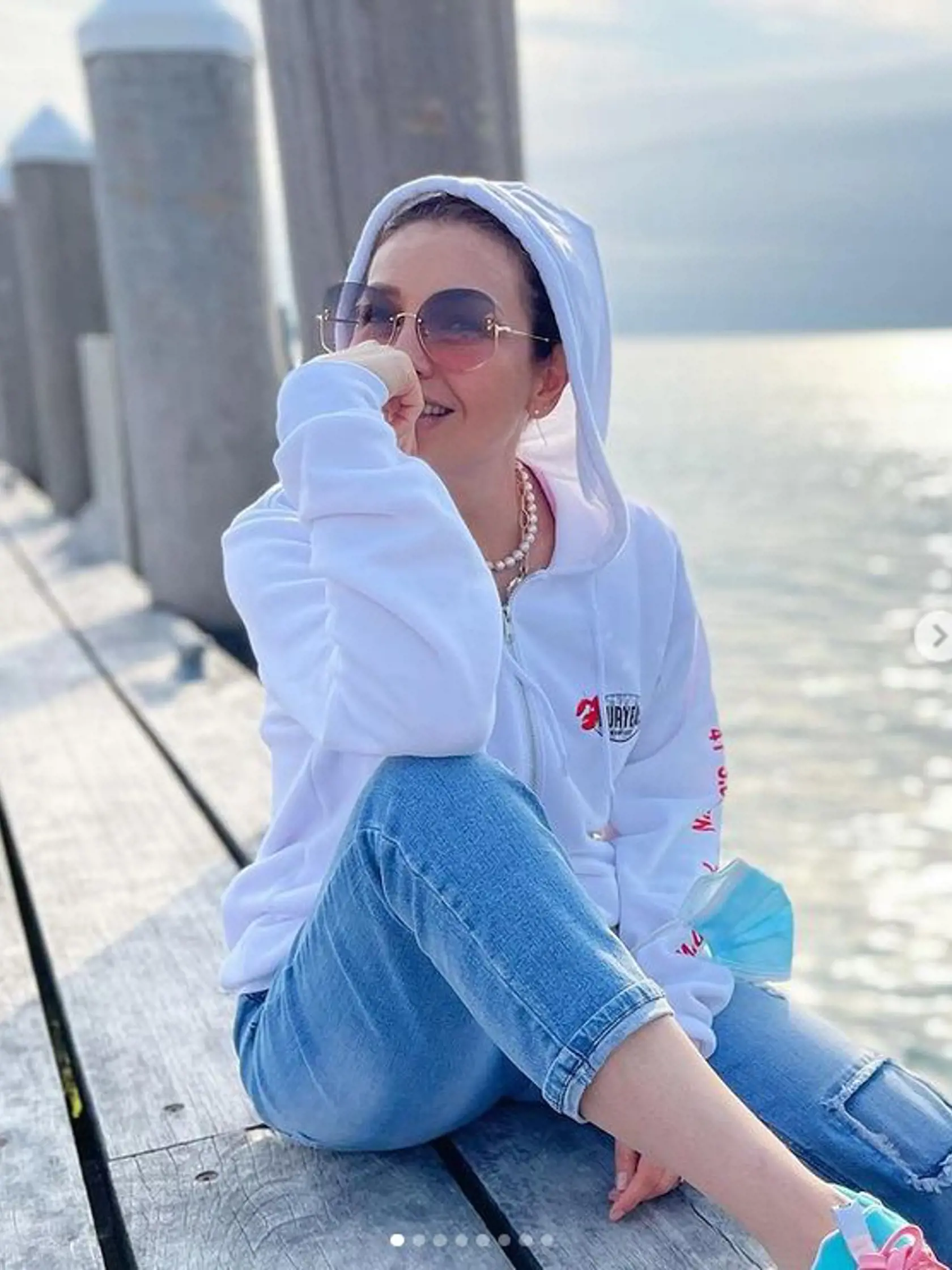 Thalía si dala džínsy, bielu mikinu a vyzerala ako bezstarostná tínedžerka.