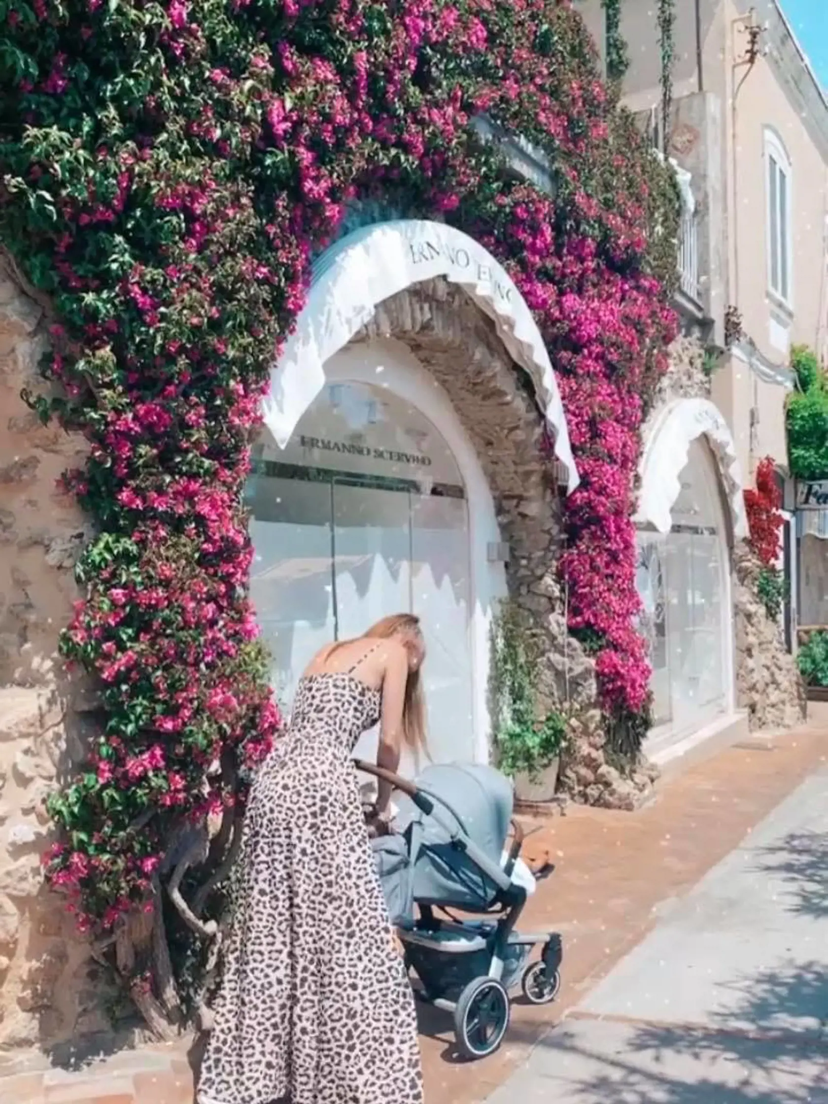 Speváčka a mama malej Lindy Lobotkoej si dopriala dovolenku. Na pár dní vyrazila na Capri a užívala si krásne slnečné počasie. Svojho partnera Stanislava Lobotku nechala doma.