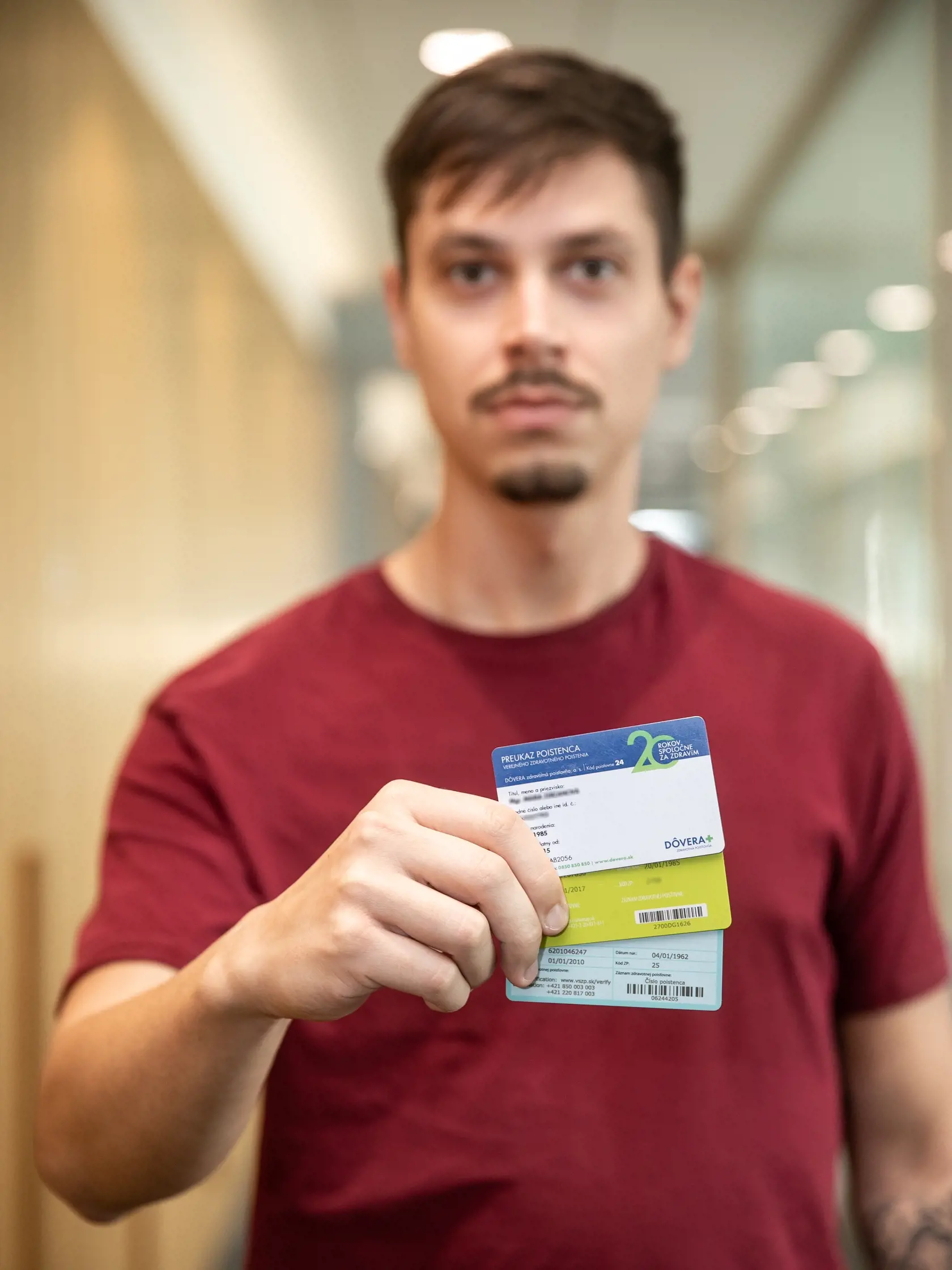 2. Osoba tvrdí, že VšZP má problémy so zazmluvnením lekárov, poistenci VšZP nebudú ošetrení, prípadne, že končí bezplatné poskytovanie zdravotnej starostlivosti a pacienti si budú musieť za ňu zaplatiť. Tieto informácie sú klamlivé. VšZP sa dohodla so všetkými zdravotníckymi združeniami a asociáciami a má s poskytovateľmi zdravotnej starostlivosti uzatvorené zmluvy o poskytovaní a úhrade zdravotnej starostlivosti.