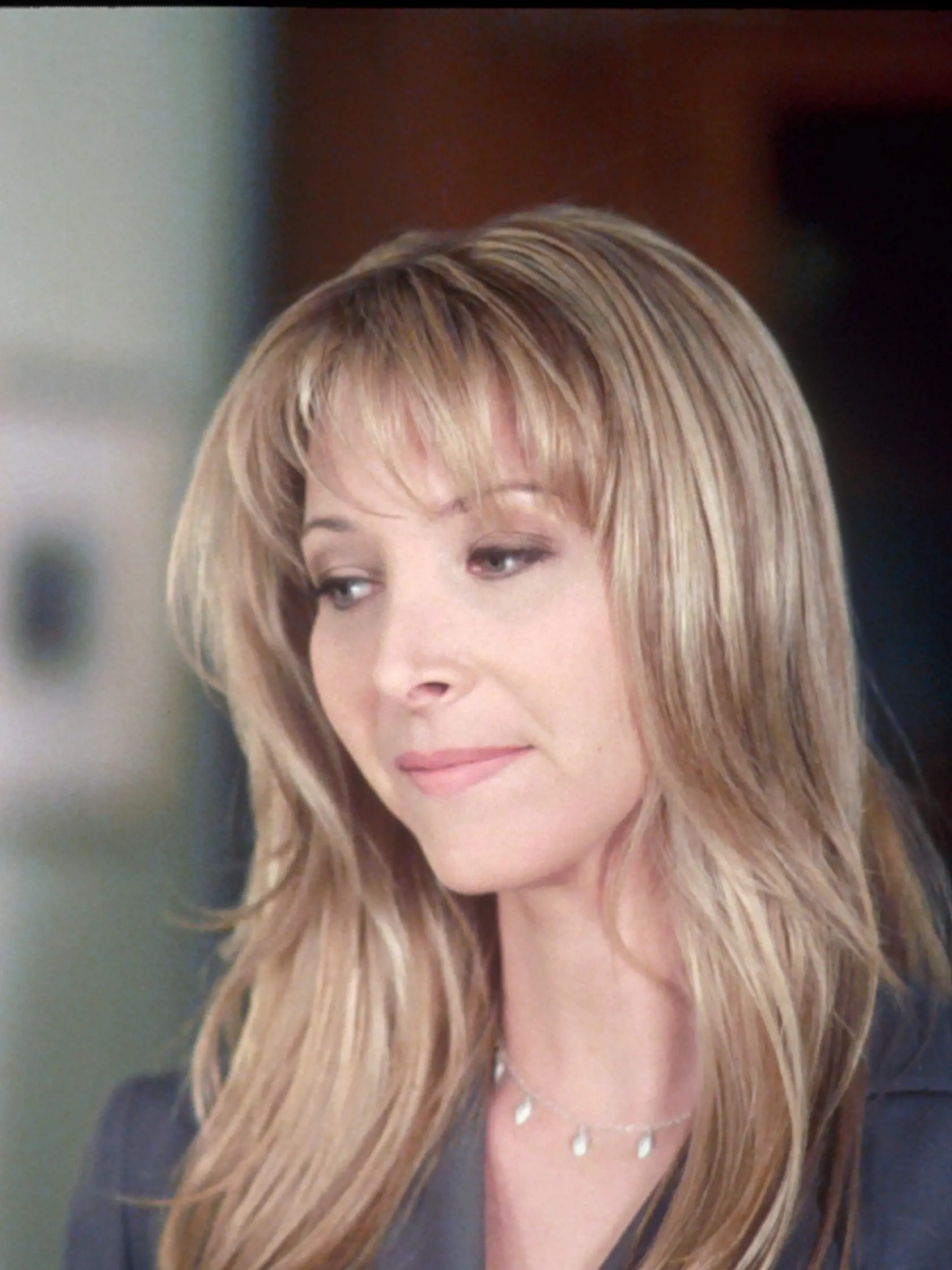 Americká herečka Lisa Kudrow (60) oslavuje okrúhle jubileum. Ikonická predstaviteľka trochu bláznivej Pheobe Buffay v kultovom seriáli Priatelia sa stala hviezdou takmer cez noc. Jej sláve však predchádzalo temné a bolestivé obdobie o ktorom vedel málokto. Svoju bolesť skrývala za úsmev.