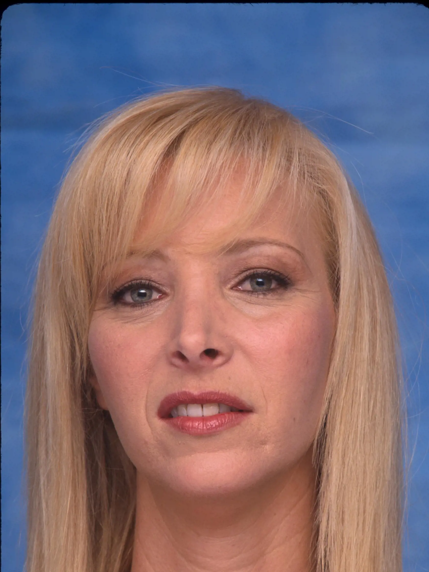 Americká herečka Lisa Kudrow (60) oslavuje okrúhle jubileum. Ikonická predstaviteľka trochu bláznivej Pheobe Buffay v kultovom seriáli Priatelia sa stala hviezdou takmer cez noc. Jej sláve však predchádzalo temné a bolestivé obdobie o ktorom vedel málokto. Svoju bolesť skrývala za úsmev.