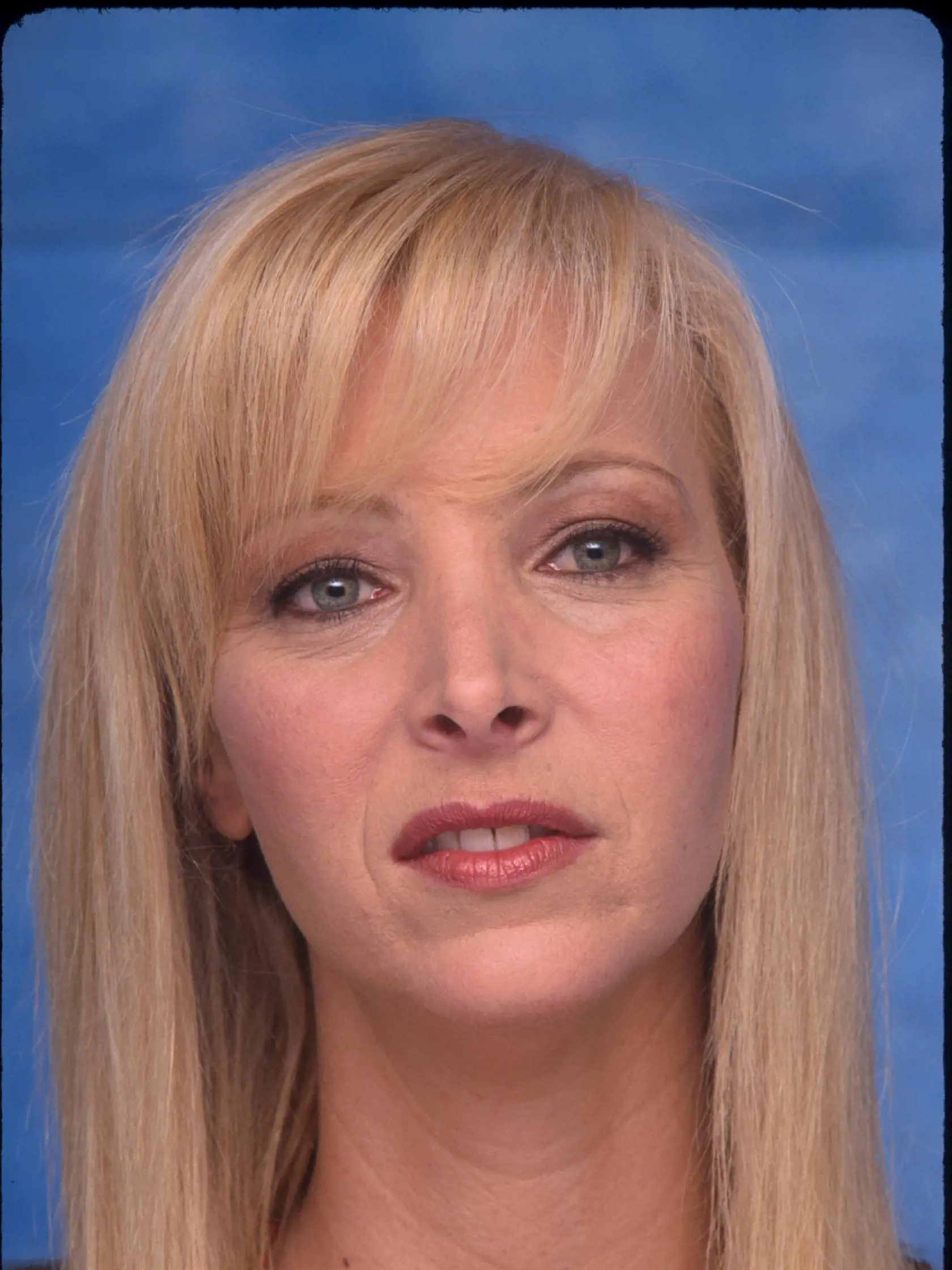 Herečka, ktorú diváci poznajú najmä vďaka úlohe Phoebe Buffay v úspešnom televíznom seriáli Priatelia (Friends) si prešla zdĺhavou kariérou, za ktorou sa skrývajú aj ťažké životné skúsenosti a osobné prekážky vrátane ťažkého boja s alkoholom.