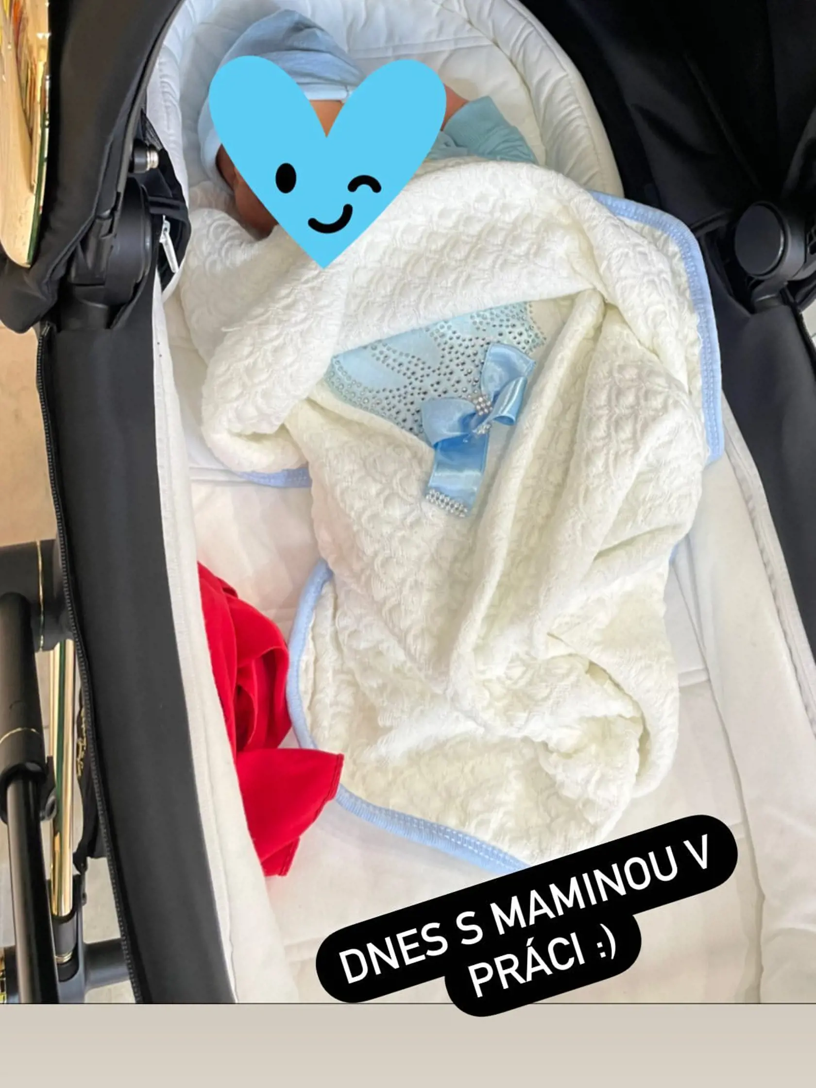 Blondínka Laura všetkých prekvapila, keď už dva týždne po pôrode zarezávala v práci, kde ju sprevádzal aj malý Abner. "Dnes s maminou v práci;)" pripísala k fotke.