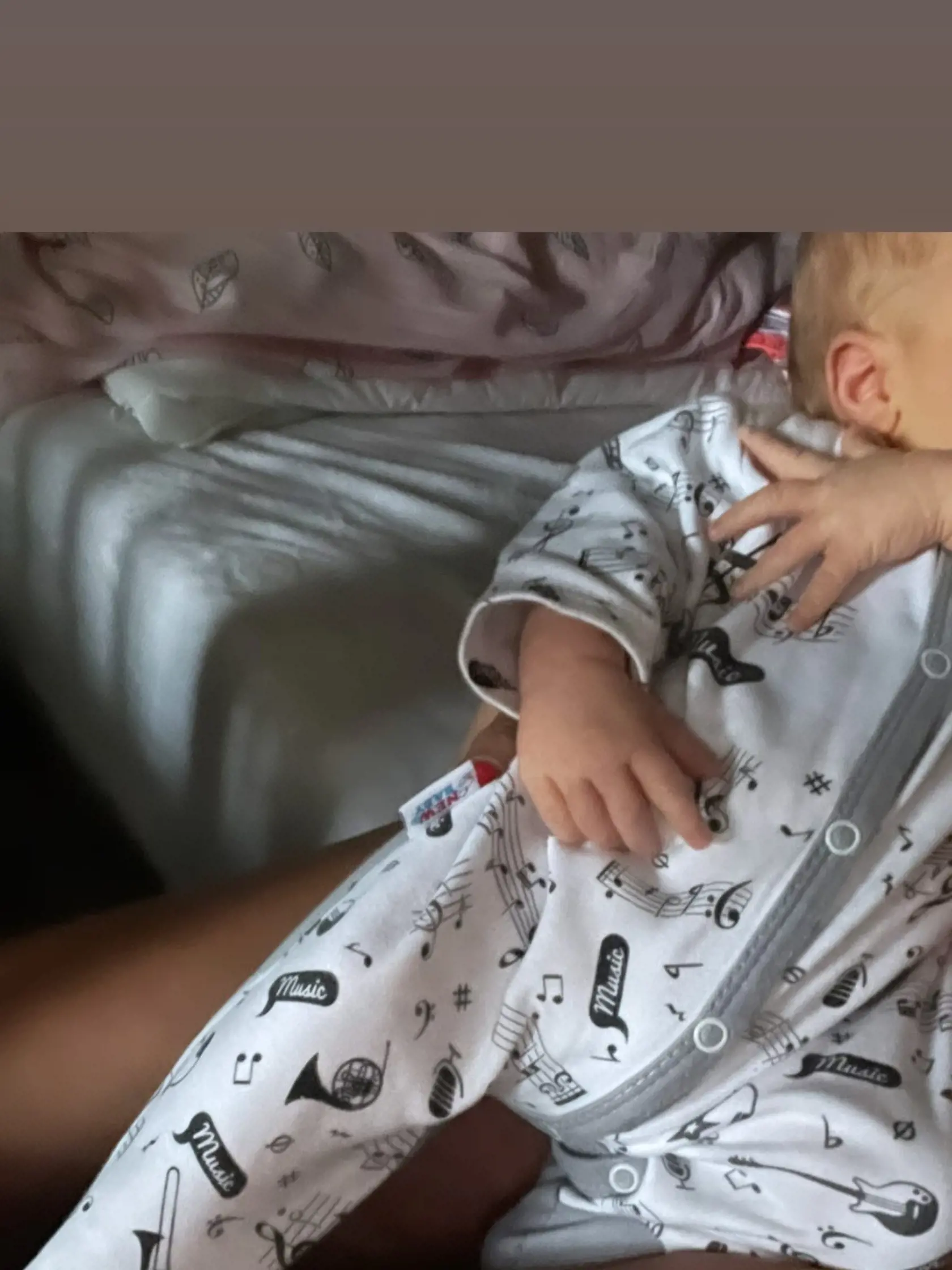 "Obľúbená póza pri kojení," prezradila svojim sledovateľom Laura.