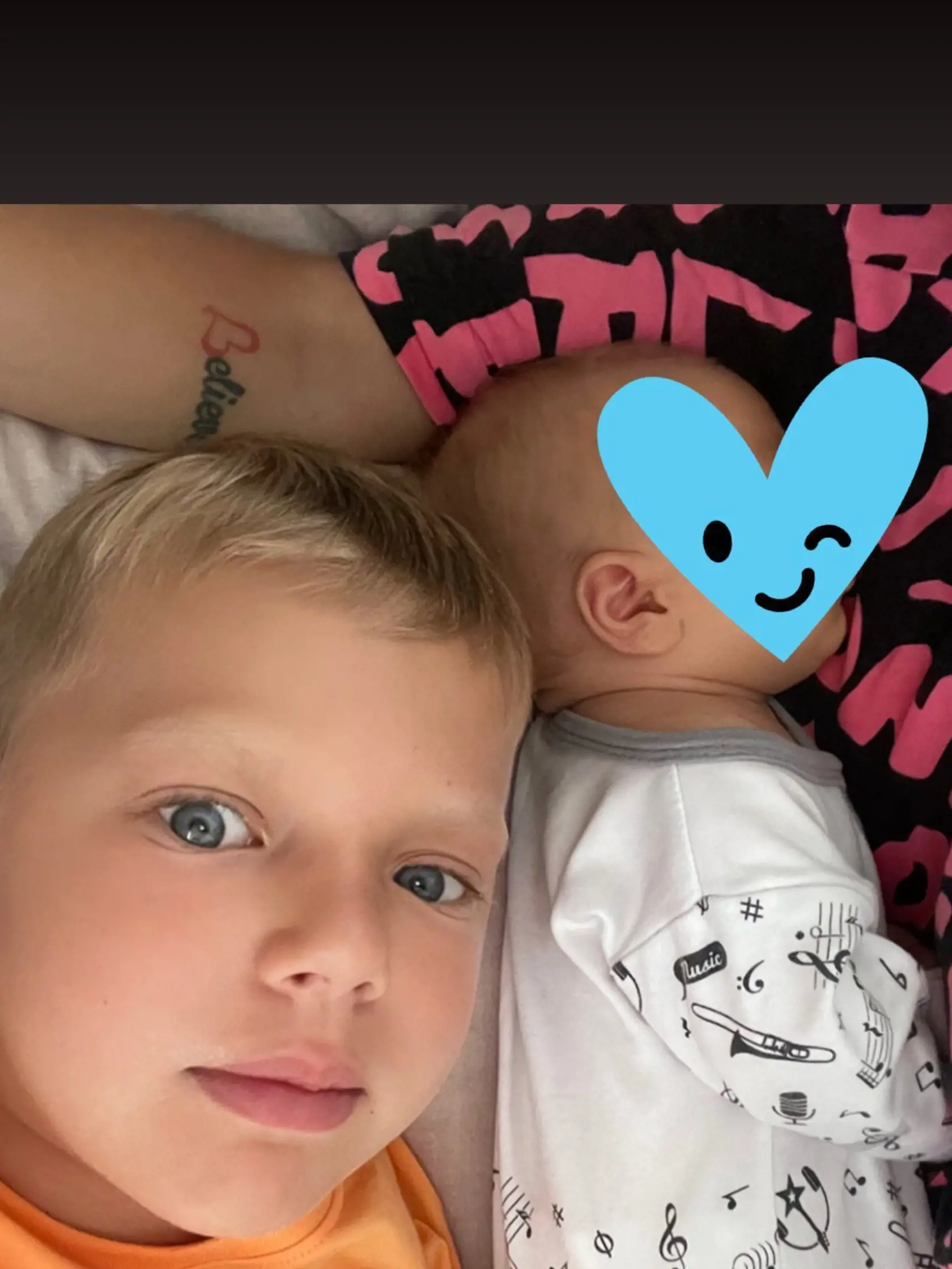Laura má z predošlého vzťahu sedemročného syna Peťka. "Moji blonďáčikovia, moje milované deti," pripísala blondínka k fotke.