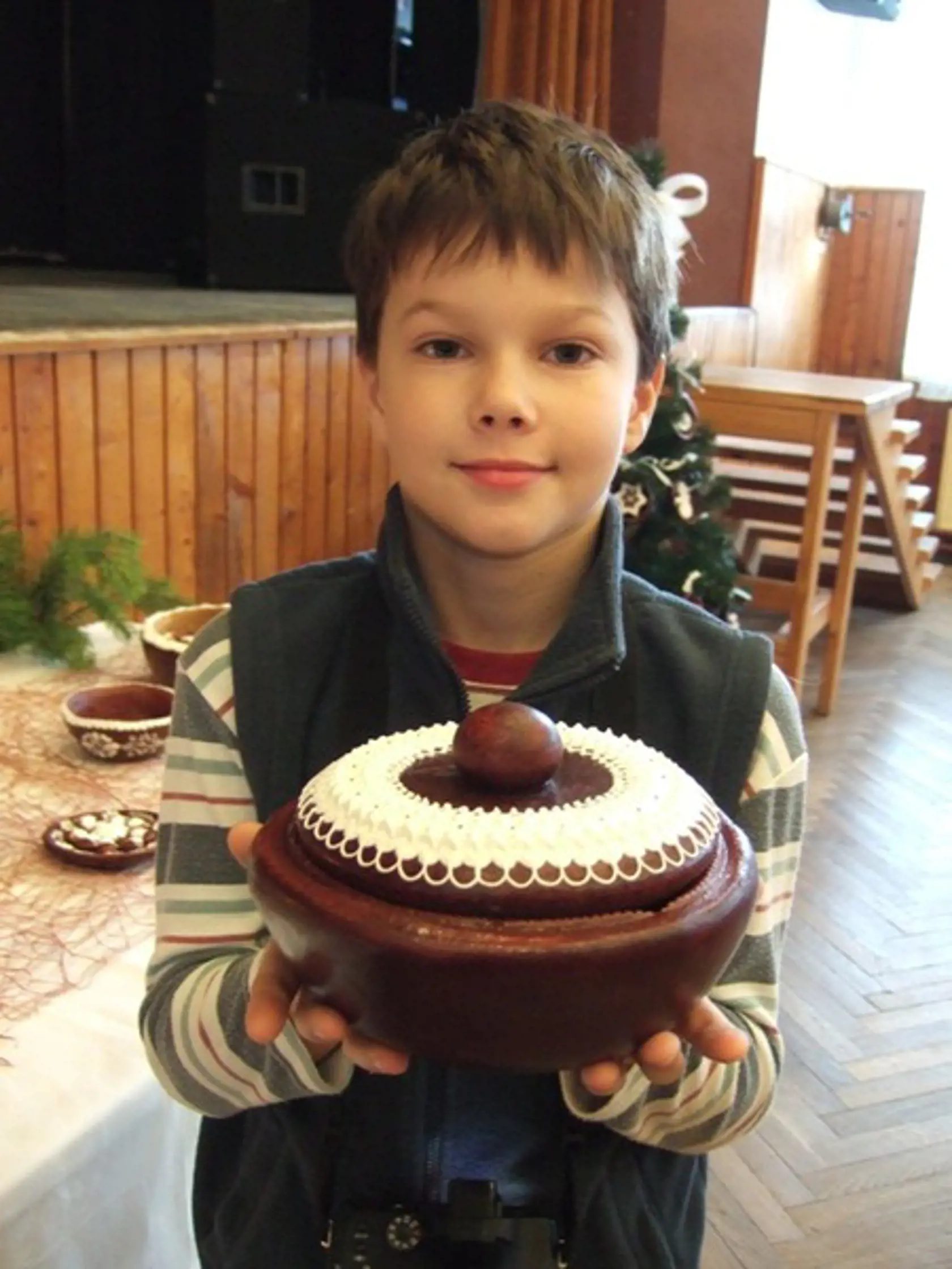 AJ TÚTO MISU MôŽEME ZJESŤ, ukazuje Jakub (8) výtvor svojej starej mamy.