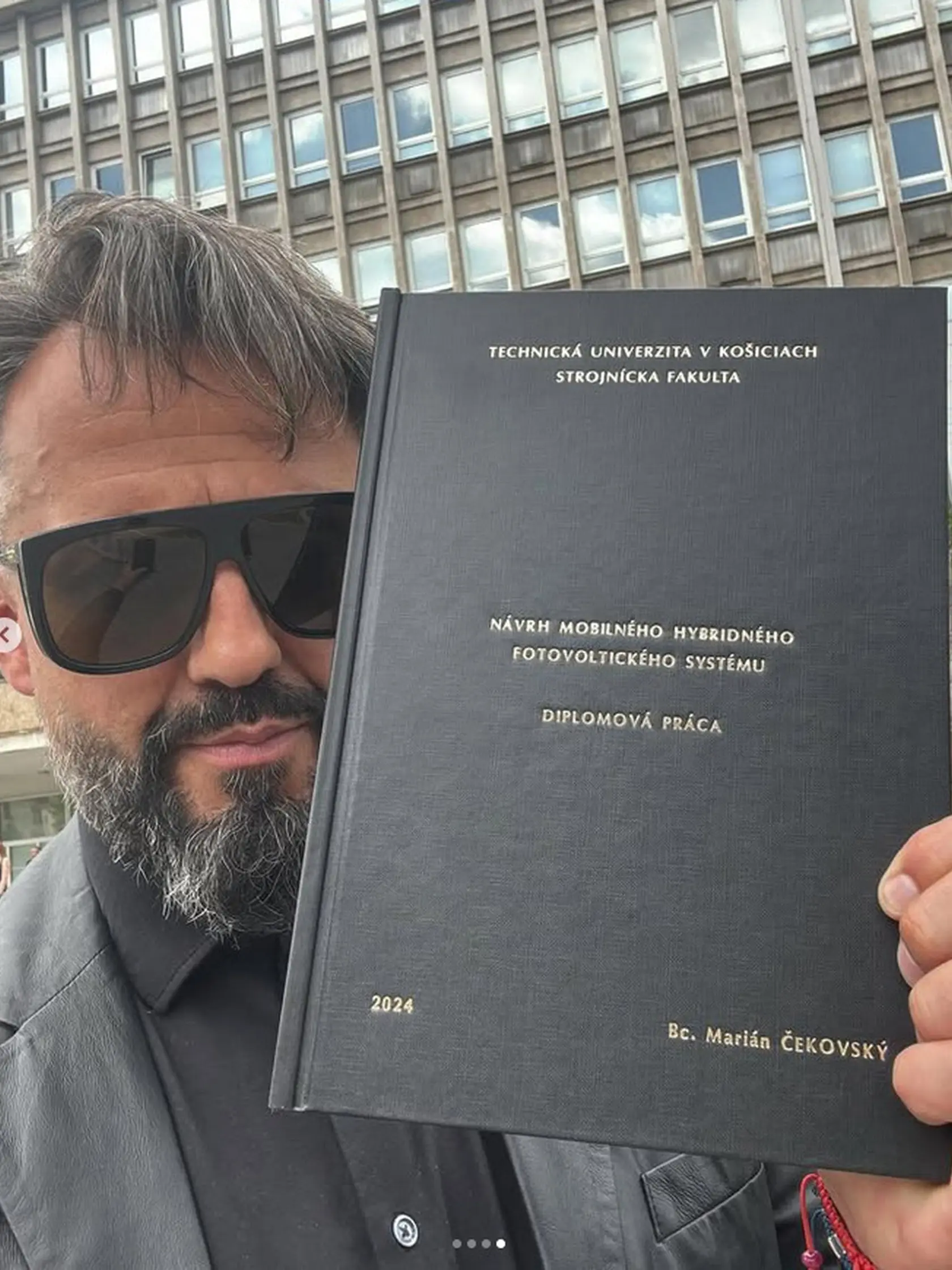 Marián Čekovský sa hrdo odfotil pred budovou Technickej univerzity v Kosiciach ako čerstvý inžinier.
