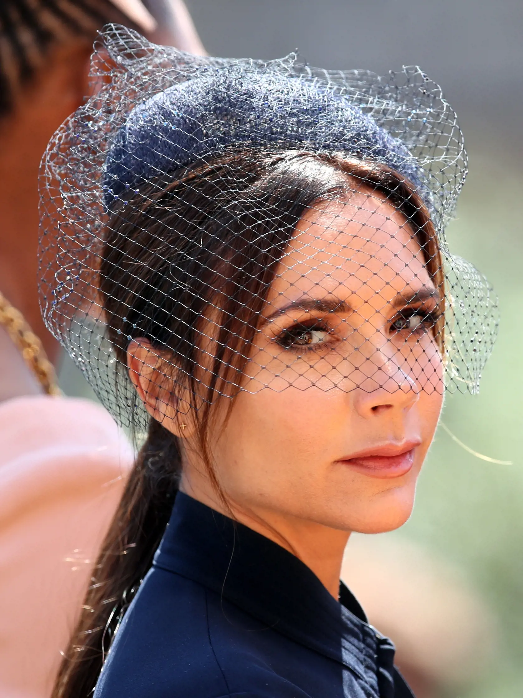 Victoria Beckham bola spolu s manželom Davidom čestnou hostkou na svadbe Harryho a Meghan. Prominentní pár sa údaje rozhádal kvôli krivým obvineniam so strany Harryho.