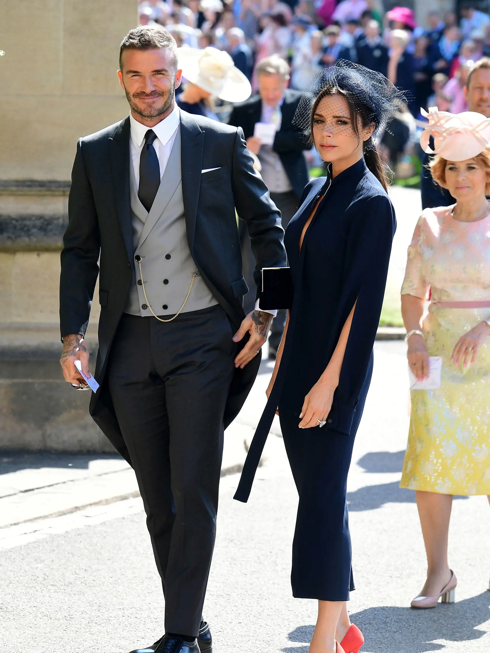 Victoria Beckham bola spolu s manželom Davidom čestnou hostkou na svadbe Harryho a Meghan. Prominentný pár sa údaje rozhádal kvôli krivým obvineniam so strany Harryho.