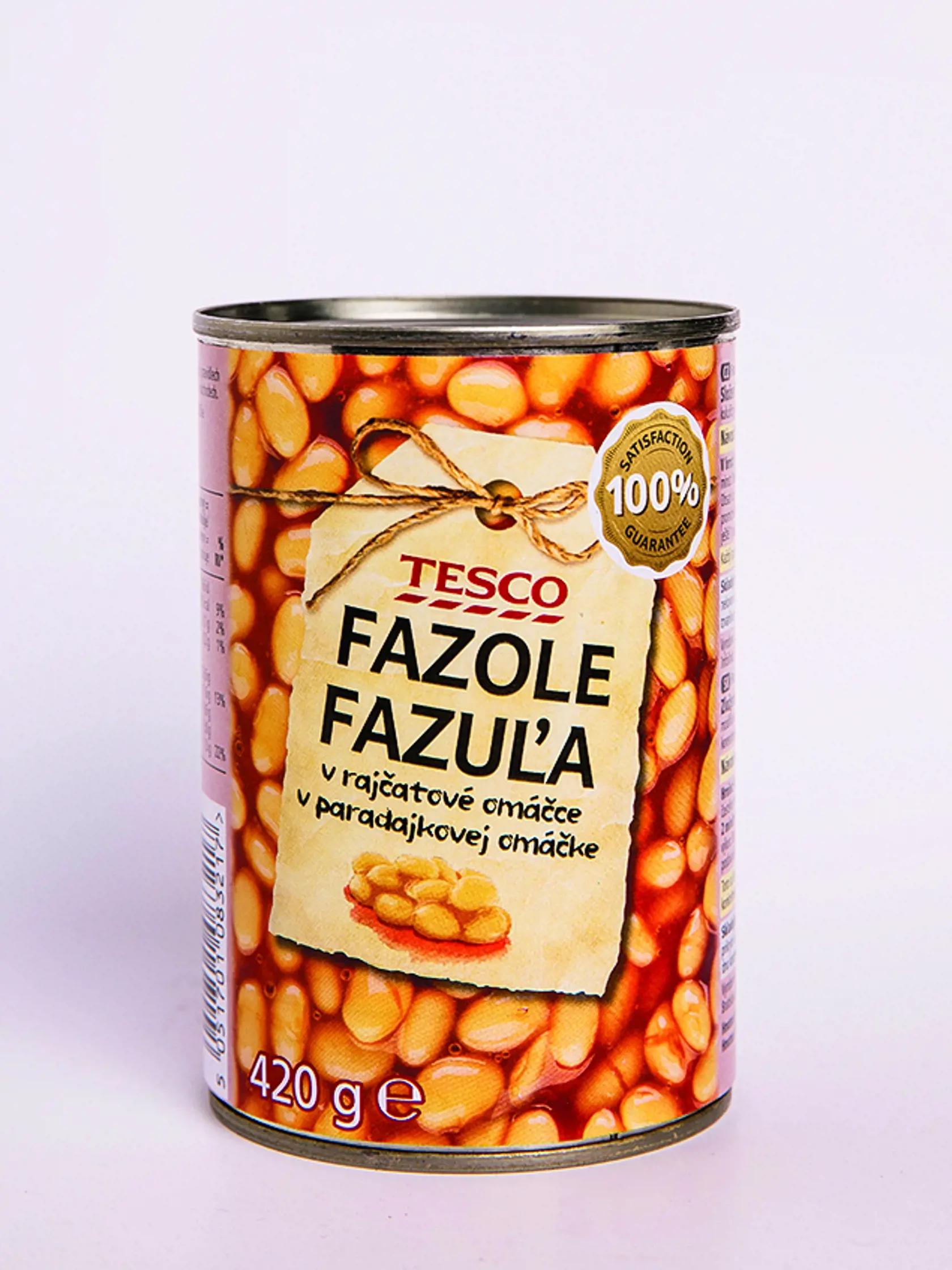 Fazuľa v paradajkovej omáčke TESCO, 420 g
Krajina pôvodu Taliansko, zloženie:  fazule Haricot 49 %, paradajkový pretlak 20 %, cukor, modifikovaný kukuričný škrob, jedlá soľ, sušená cibuľa, paprika, maltodextrín, koreninové extrakty. Energia v 100 g: 365 kJ, bielkoviny: 4,3 g, sacharidy: 14,1 g, tuky: 0,5 g a soľ: 0,6 g. 
REDAKCIA HODNOTÍ: Najhustejšia omáčka, najlepšia chuť. Fazuľové zrnká sú mäkké, nepoškodené a majú jemnú chuť. Omáčka je sýtočervená, primerane sladká, výborne okorenená, cíti
