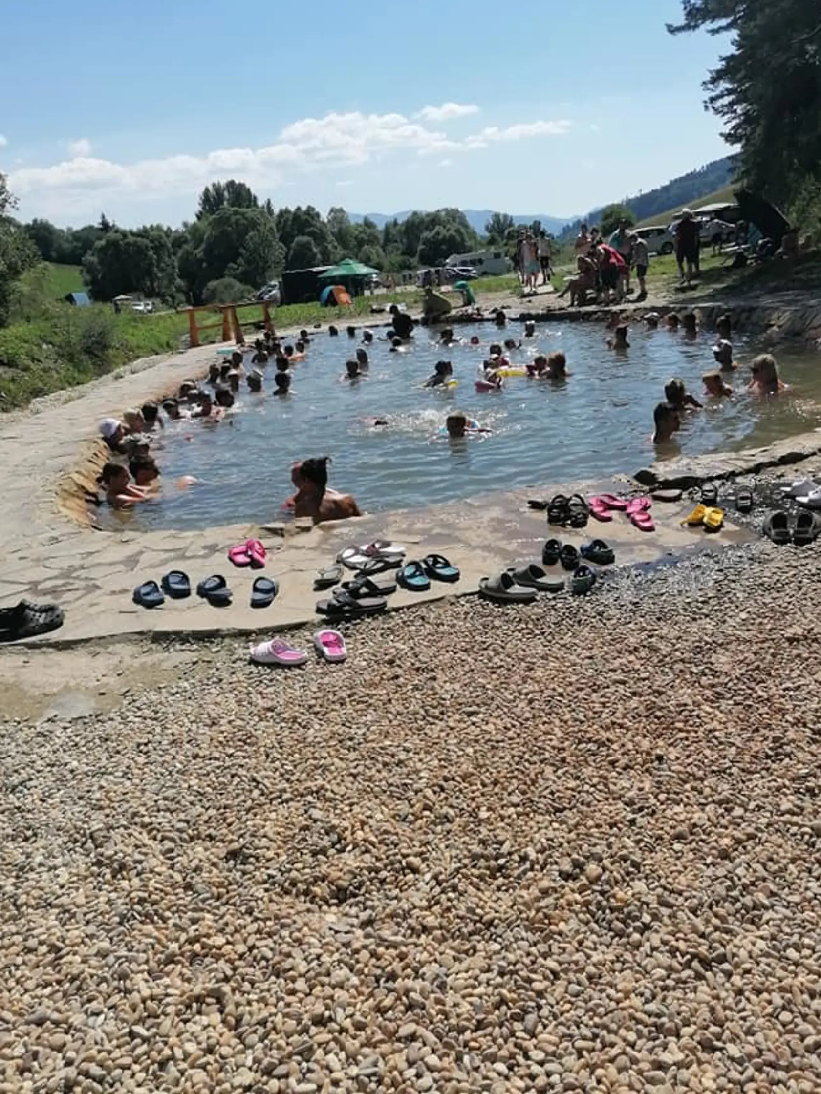 Pôvodné rozbahnené brehy a zanedbané okolie je dnes pekne upravené.