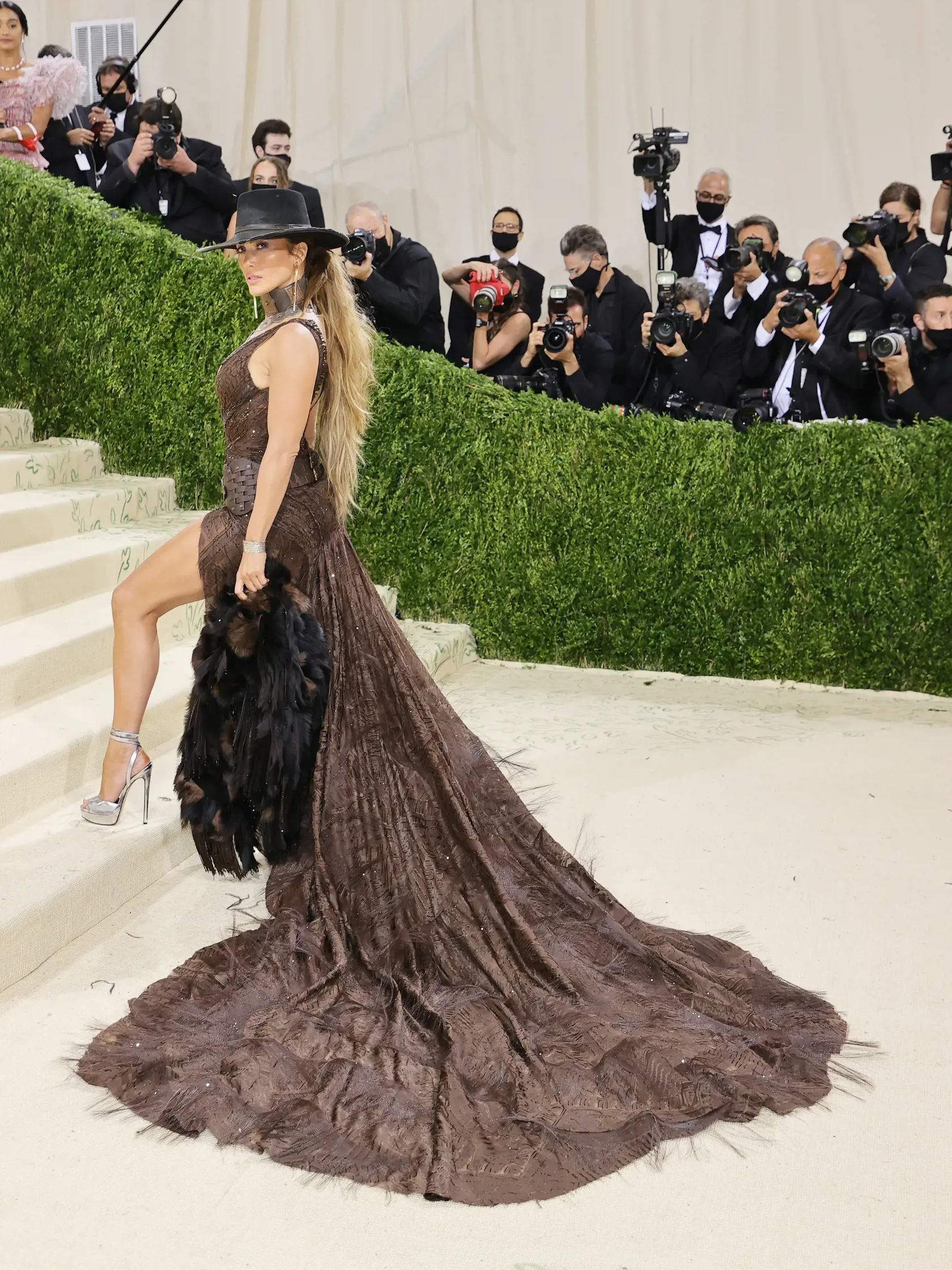 Jennifer Lopez šatách Ralph Lauren.