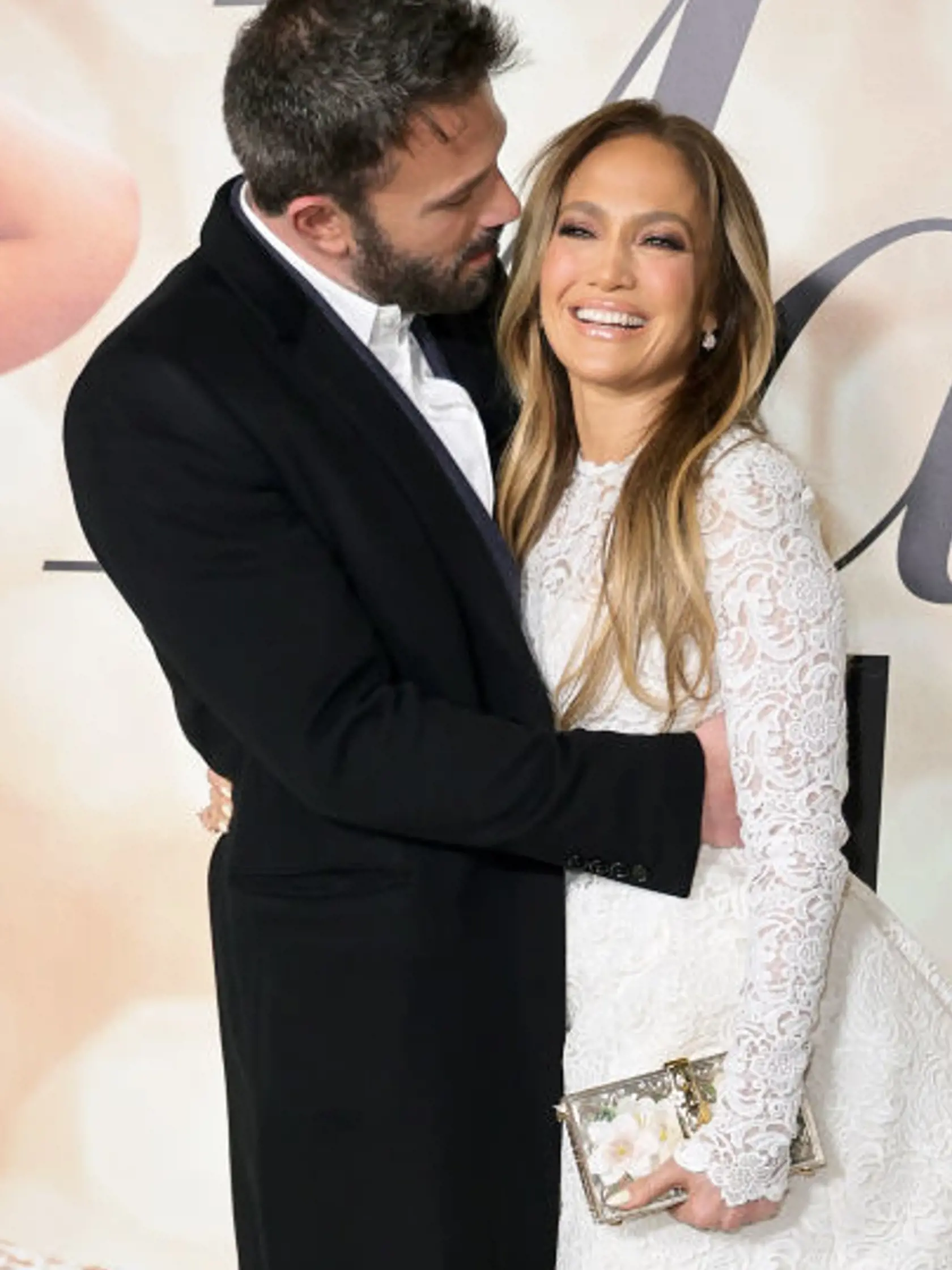 Zatiaľ čo Jennifer Lopez (52) mala na premiére filmu „Vezmi si ma!“ oči len pre svojho Bena, všetci ostatní z očarujúcej herečky nevedeli spustiť zrak. JLo si totiž pre túto príležitosť obliekla krátke čipkované biele šaty, ktorých atypická sukňa jednoznačne vyčnievala z davu.