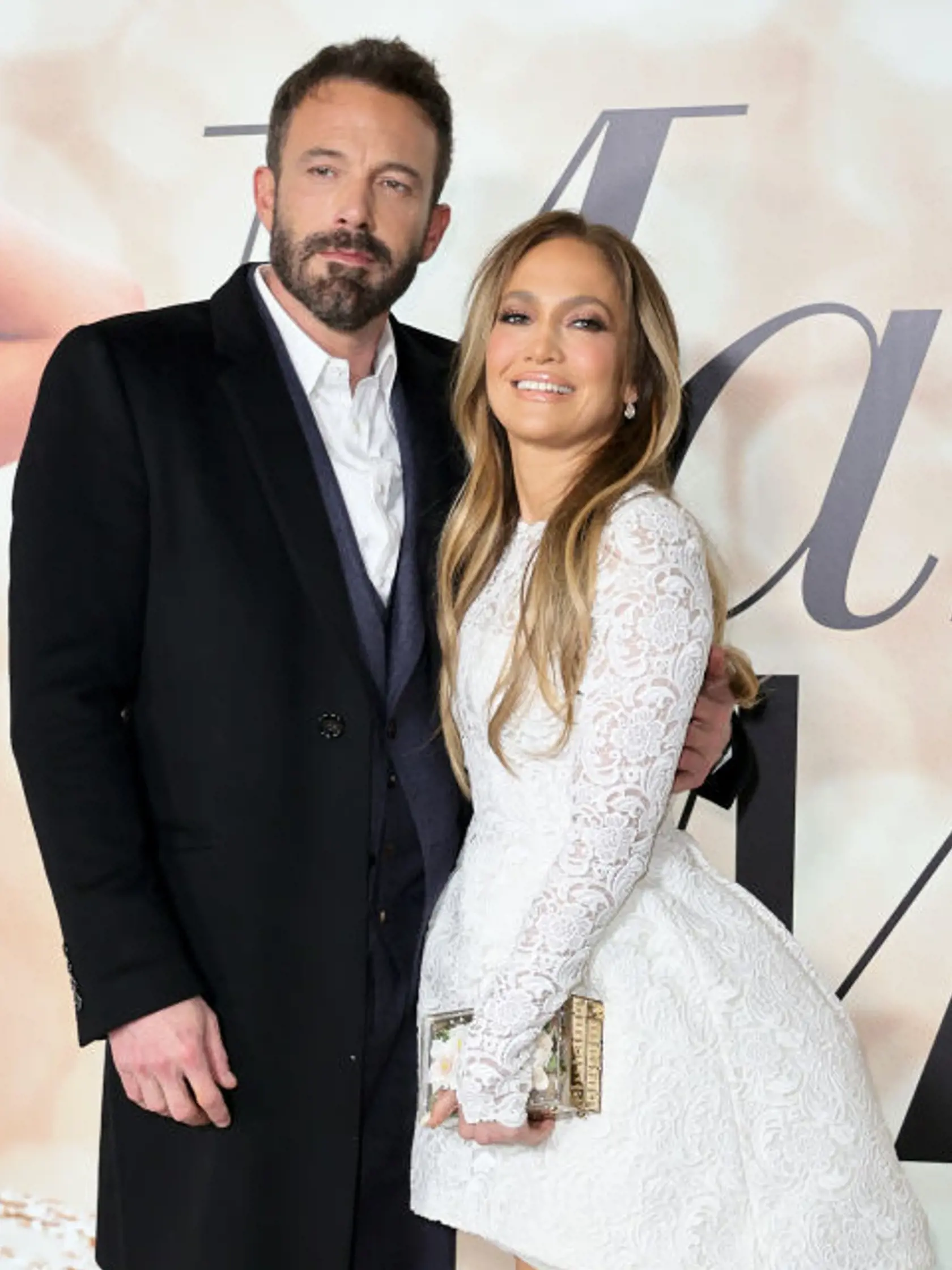 Zatiaľ čo Jennifer Lopez (52) mala na premiére filmu „Vezmi si ma!“ oči len pre svojho Bena, všetci ostatní z očarujúcej herečky nevedeli spustiť zrak. JLo si totiž pre túto príležitosť obliekla krátke čipkované biele šaty, ktorých atypická sukňa jednoznačne vyčnievala z davu.