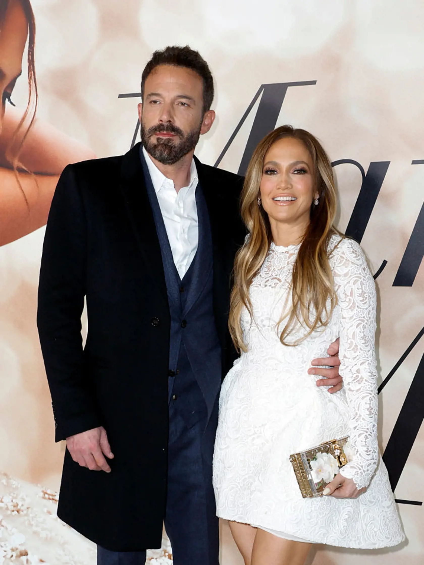 Zatiaľ čo Jennifer Lopez (52) mala na premiére filmu „Vezmi si ma!“ oči len pre svojho Bena, všetci ostatní z očarujúcej herečky nevedeli spustiť zrak. JLo si totiž pre túto príležitosť obliekla krátke čipkované biele šaty, ktorých atypická sukňa jednoznačne vyčnievala z davu.