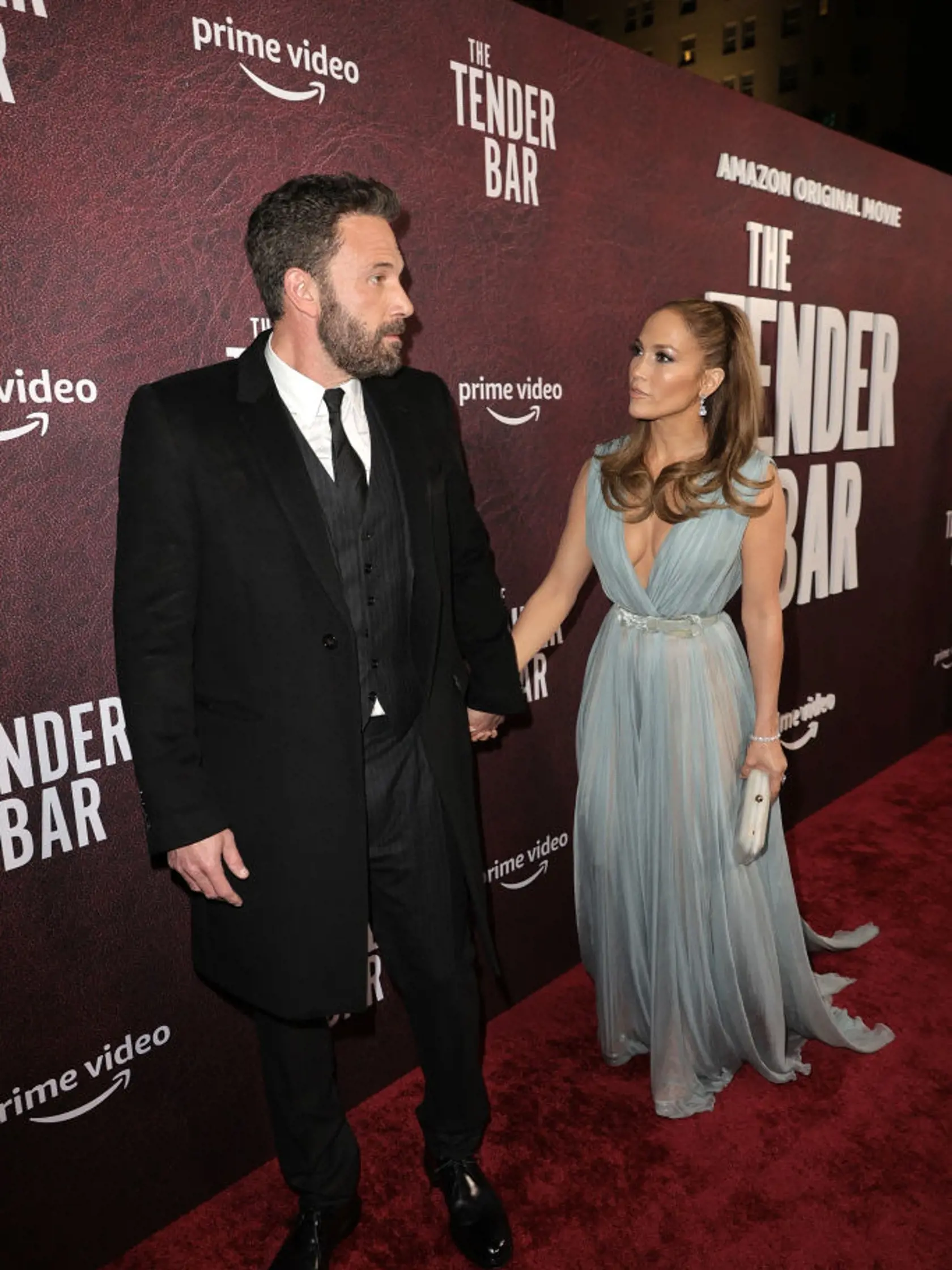 Jennifer Lopez a Ben Affleck na premiére filmu The Tender Bar. Jennifer vyzerala ako grécka bohyňa.