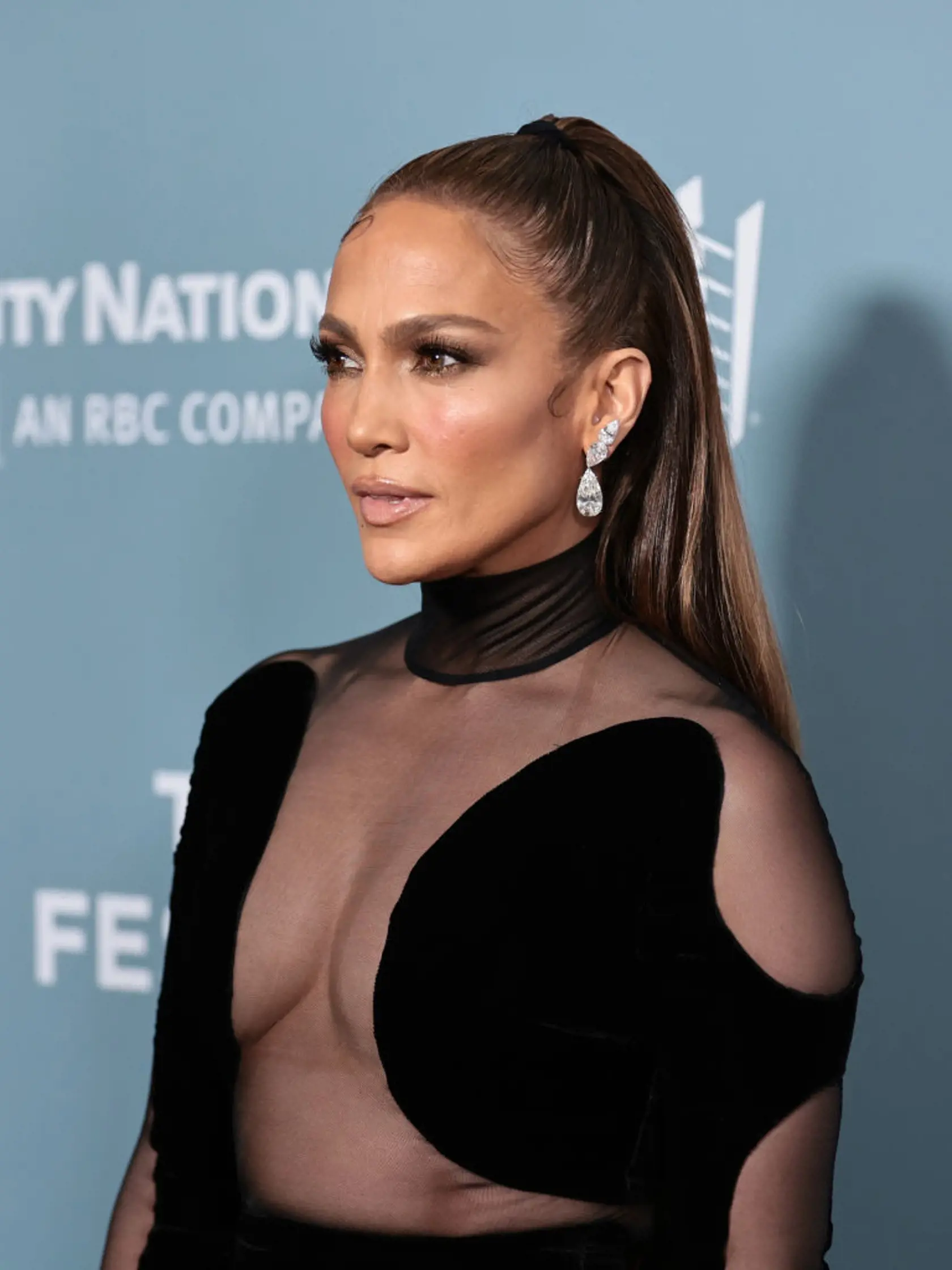 Jennifer Lopez dráždila na premiére dokumentu Halftime  v čiernych šatách.