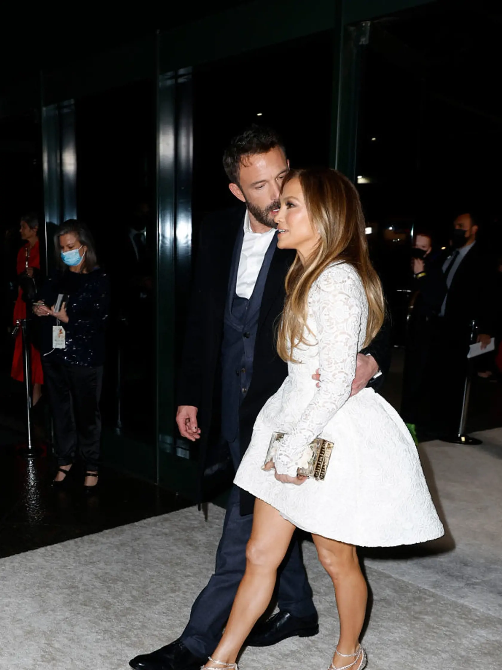 Zatiaľ čo Jennifer Lopez (52) mala na premiére filmu „Vezmi si ma!“ oči len pre svojho Bena, všetci ostatní z očarujúcej herečky nevedeli spustiť zrak. JLo si totiž pre túto príležitosť obliekla krátke čipkované biele šaty, ktorých atypická sukňa jednoznačne vyčnievala z davu.