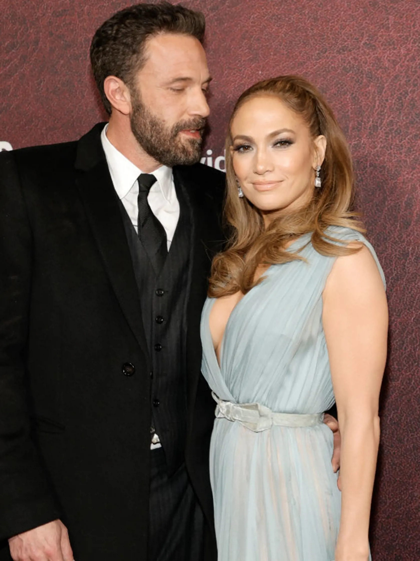 Jennifer Lopez a Ben Affleck na premiére filmu The Tender Bar. Jennifer vyzerala ako grécka bohyňa.