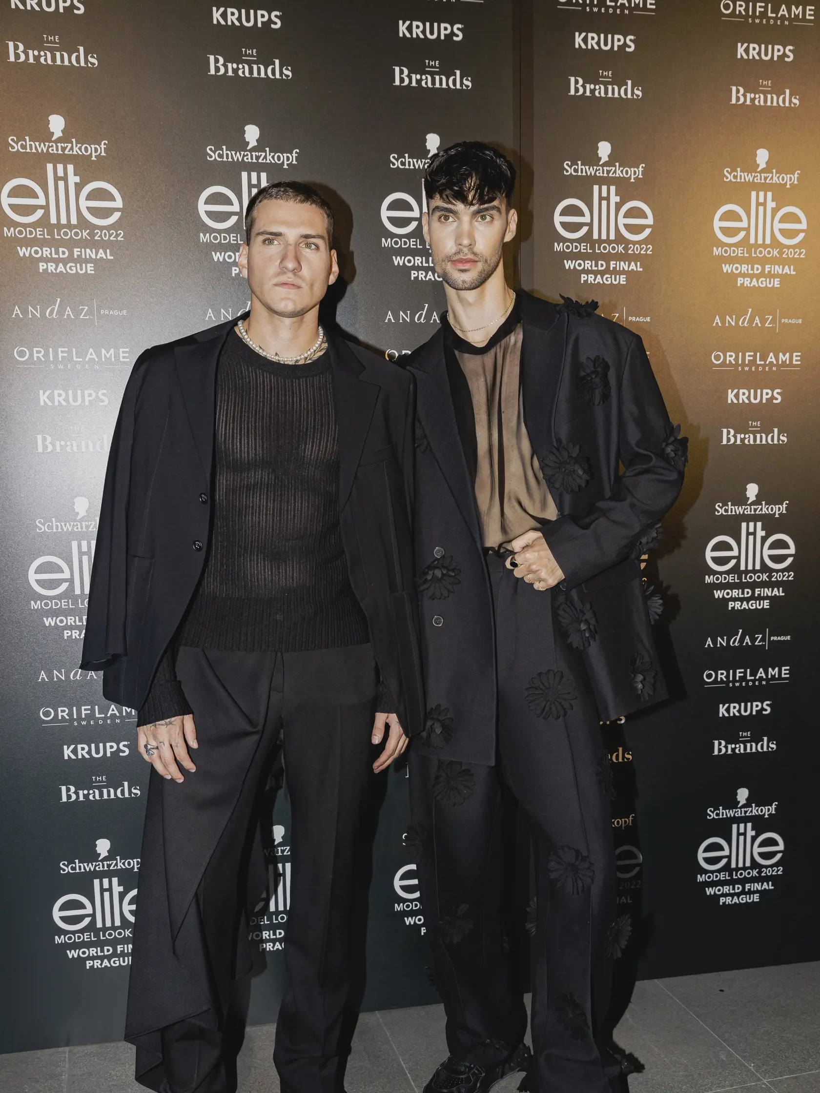 Na snímke Jakub Strach a Adam Pavlovčin počas svetového finále Schwarzkopf Elite Model Look 2022 v Španielskej sále Pražského hradu.