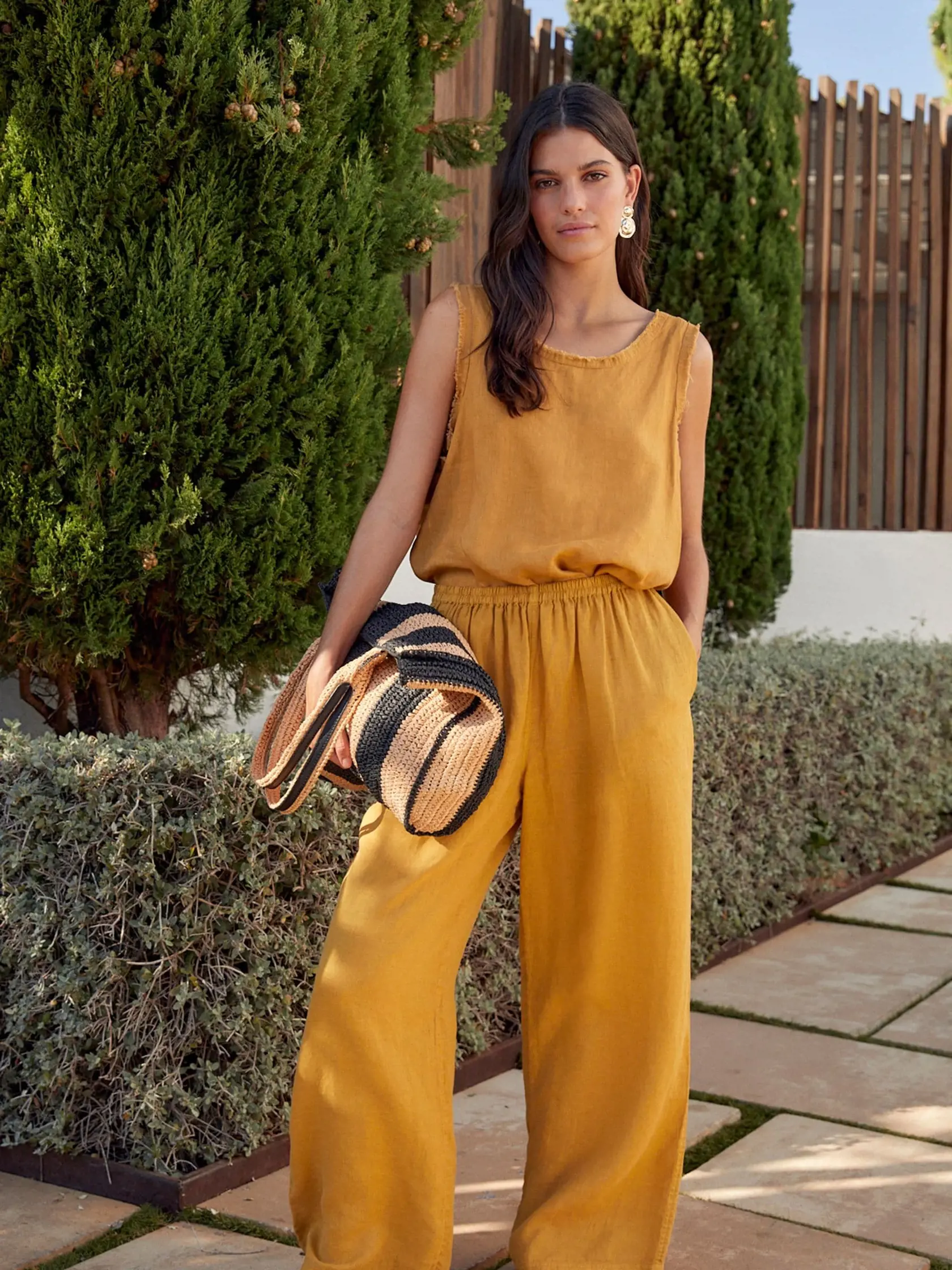 Top: Next, 32 €
Nohavice: Next, 54 €