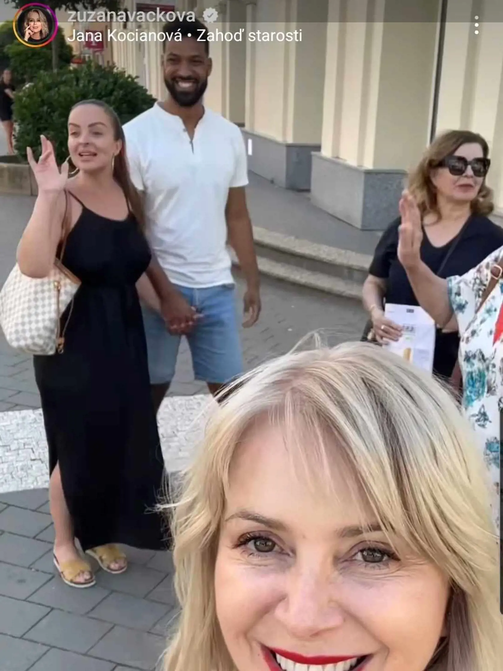 Daniela Nízlová si s Victorom vyrazila do mesta, stretli známe herečky Tlučkovú a Vačkovú.