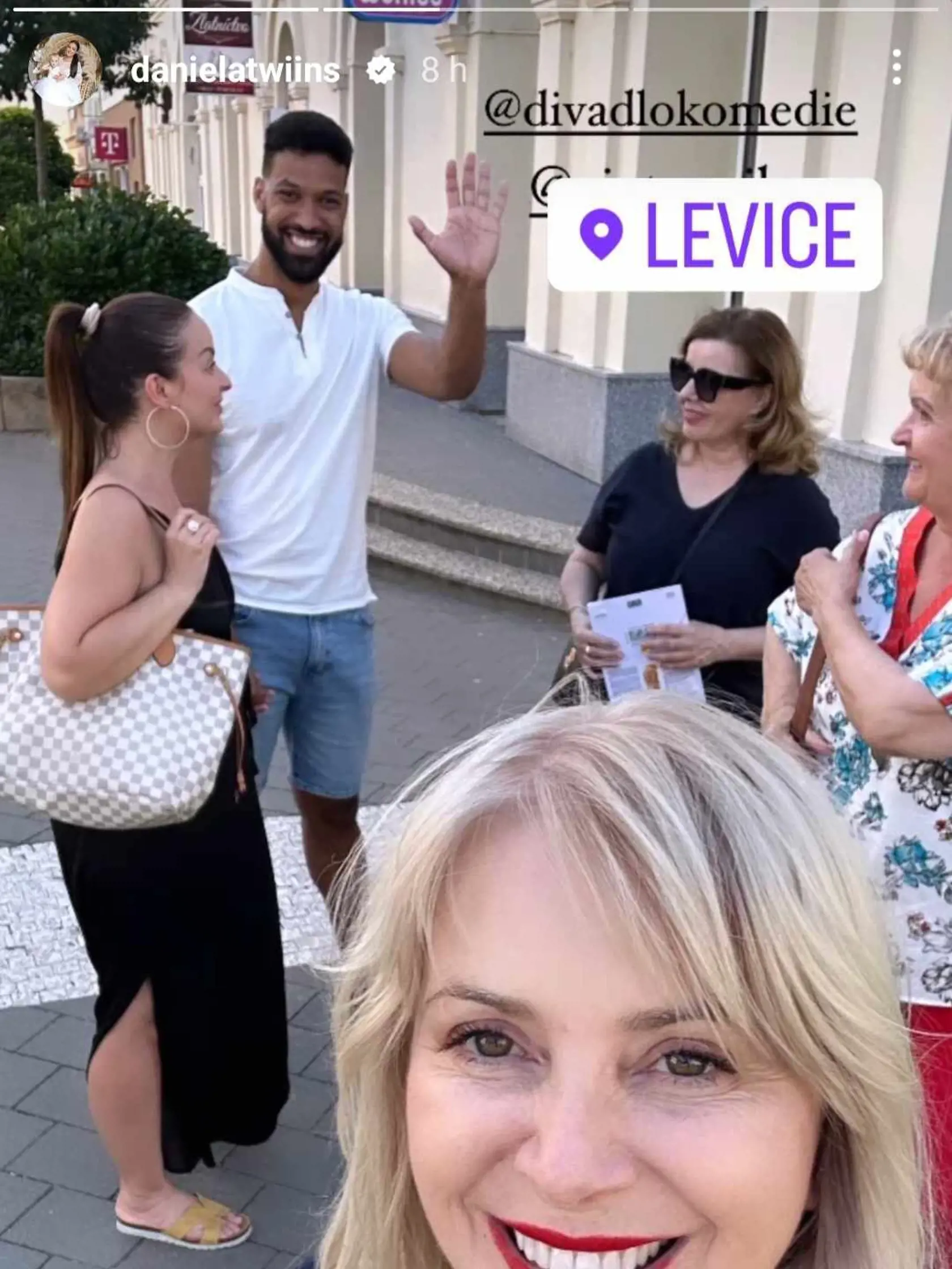 Daniela Nízlová si s Victorom vyrazila do mesta, stretli známe herečky Tlučkovú a Vačkovú.